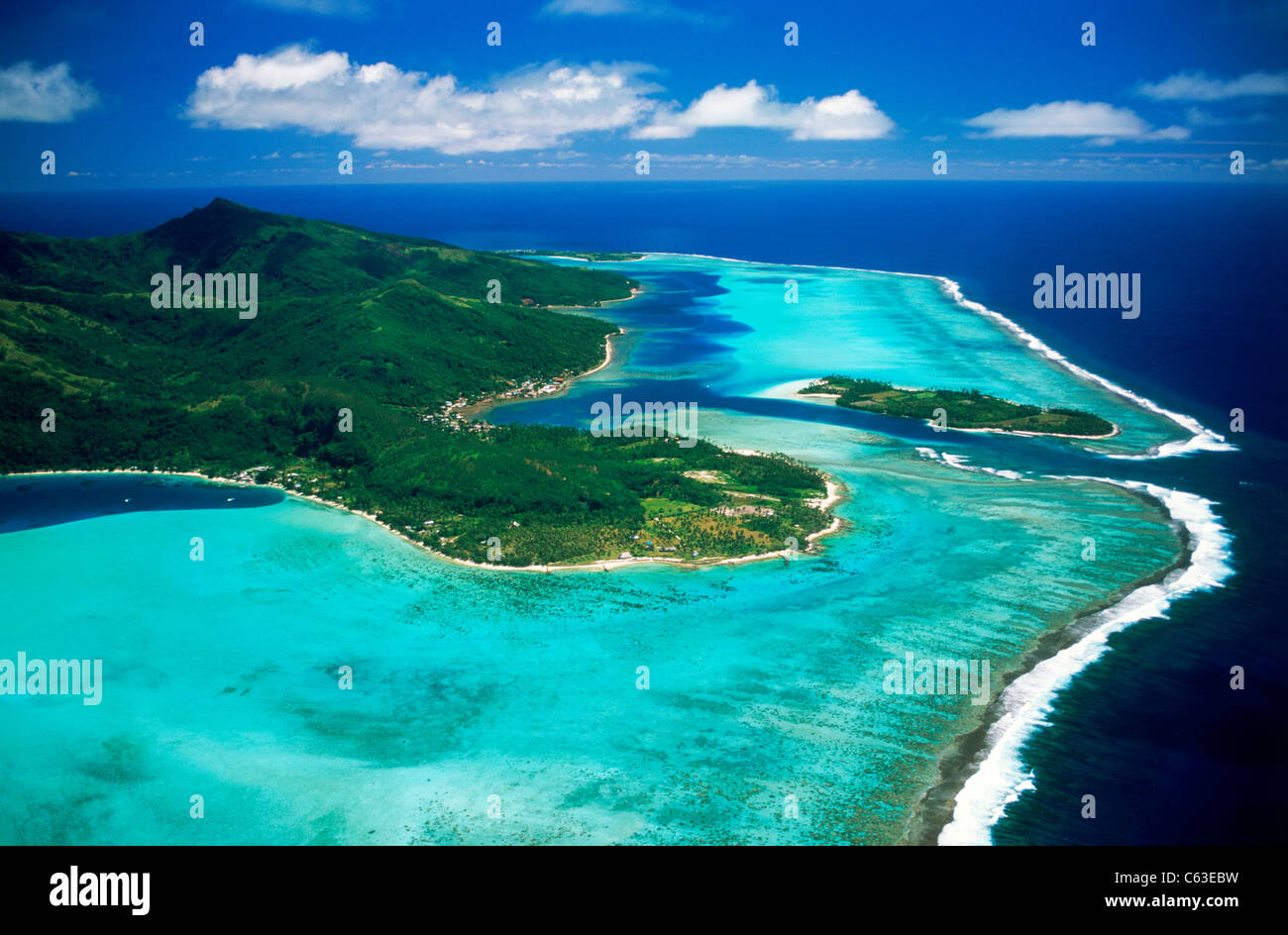 Vista aerea di Huahine isola ancorata nel blu del Pacifico del Sud nella Polinesia francese arcipelago chiamato anche Isole della Società Foto Stock