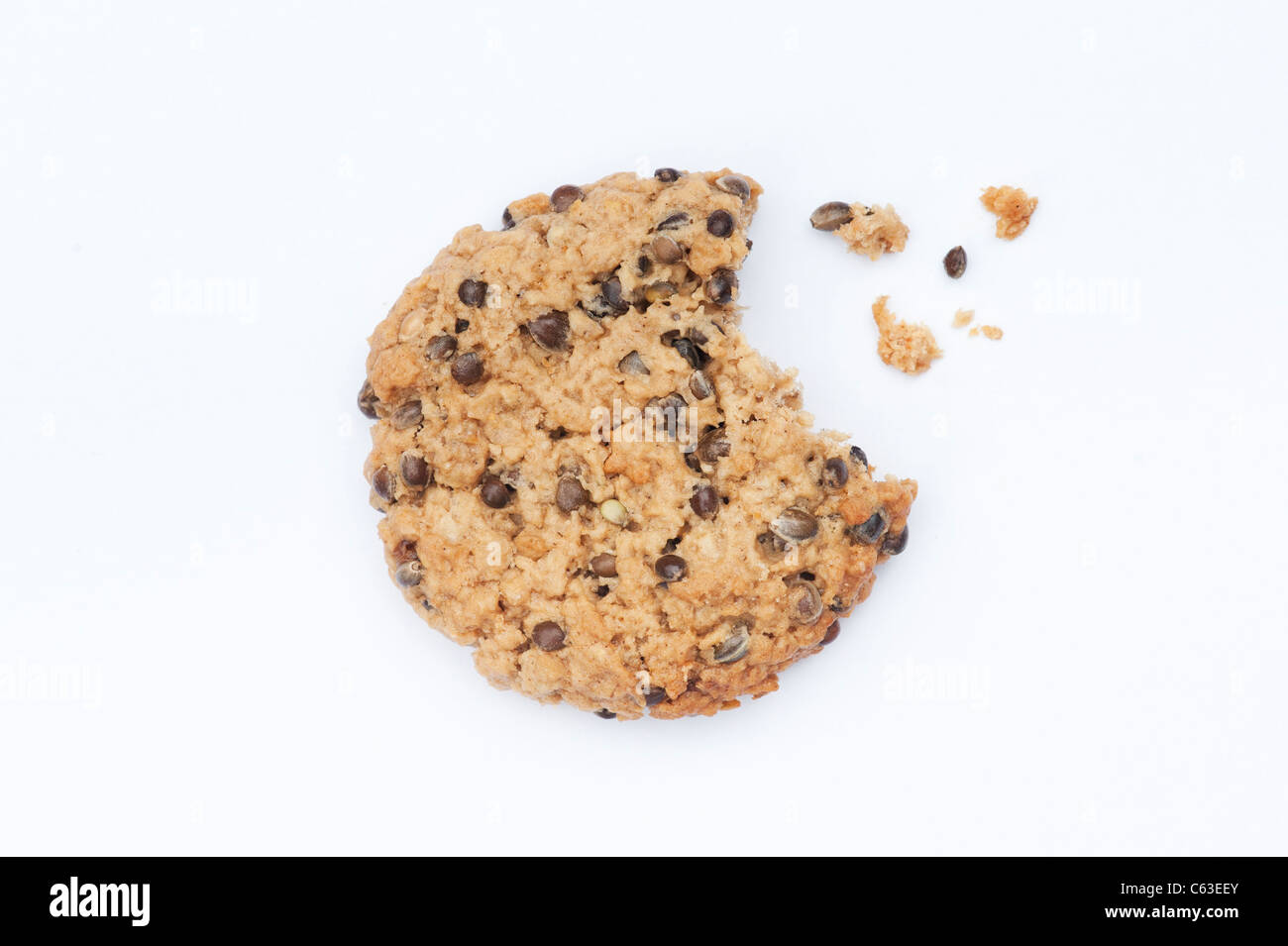 I semi di canapa cookie . Biscotti fatti in casa fatta con i semi di canapa su sfondo bianco Foto Stock