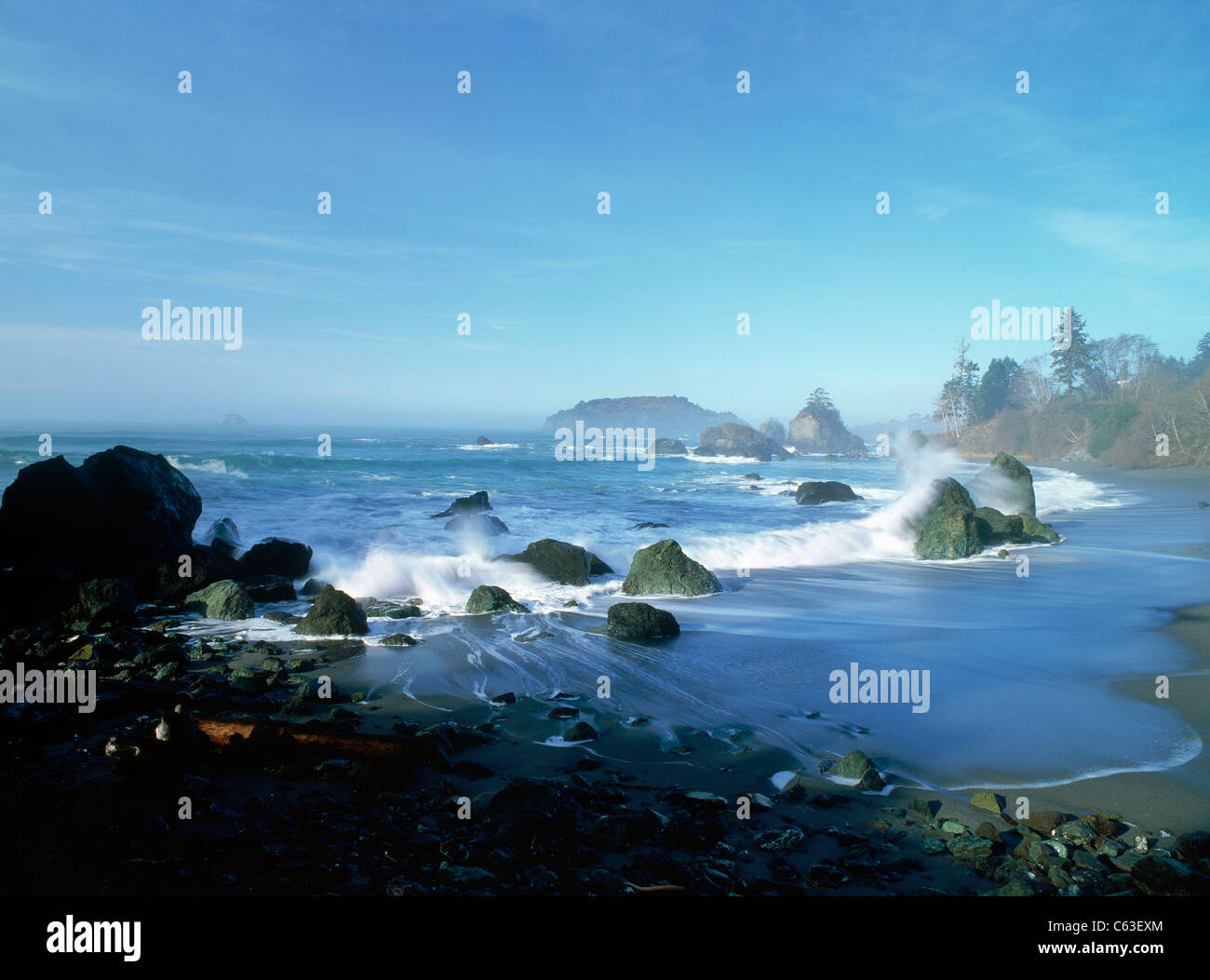 Rocky seascape offshore e pile di mare lungo la California del Nord wave costa spazzata di sunrise Foto Stock