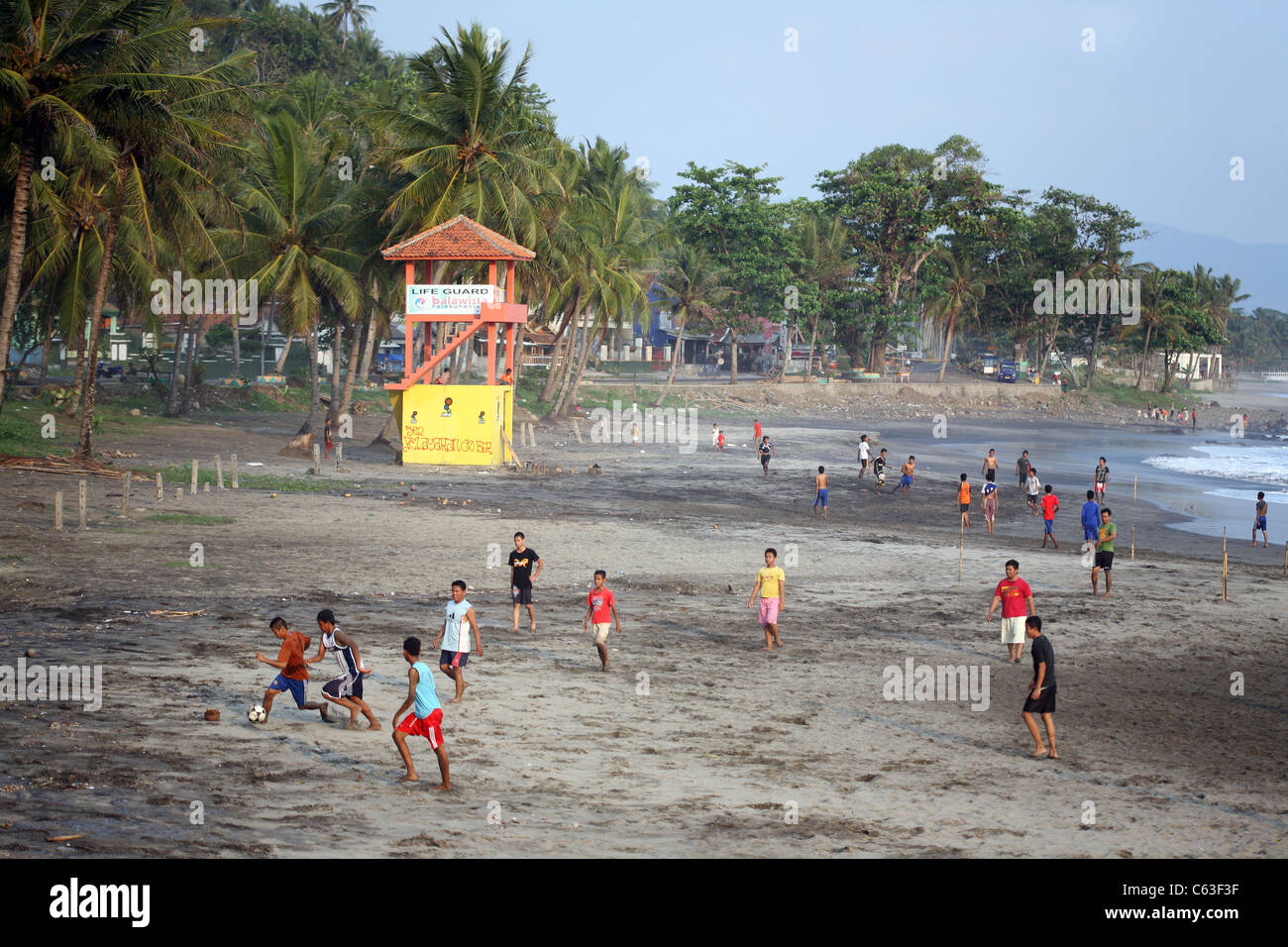 La gente del posto la riproduzione del gioco del calcio sulla spiaggia di Pantai Karang Haru. Cisolok, West Java, Java, Indonesia, Asia sudorientale, Asia Foto Stock