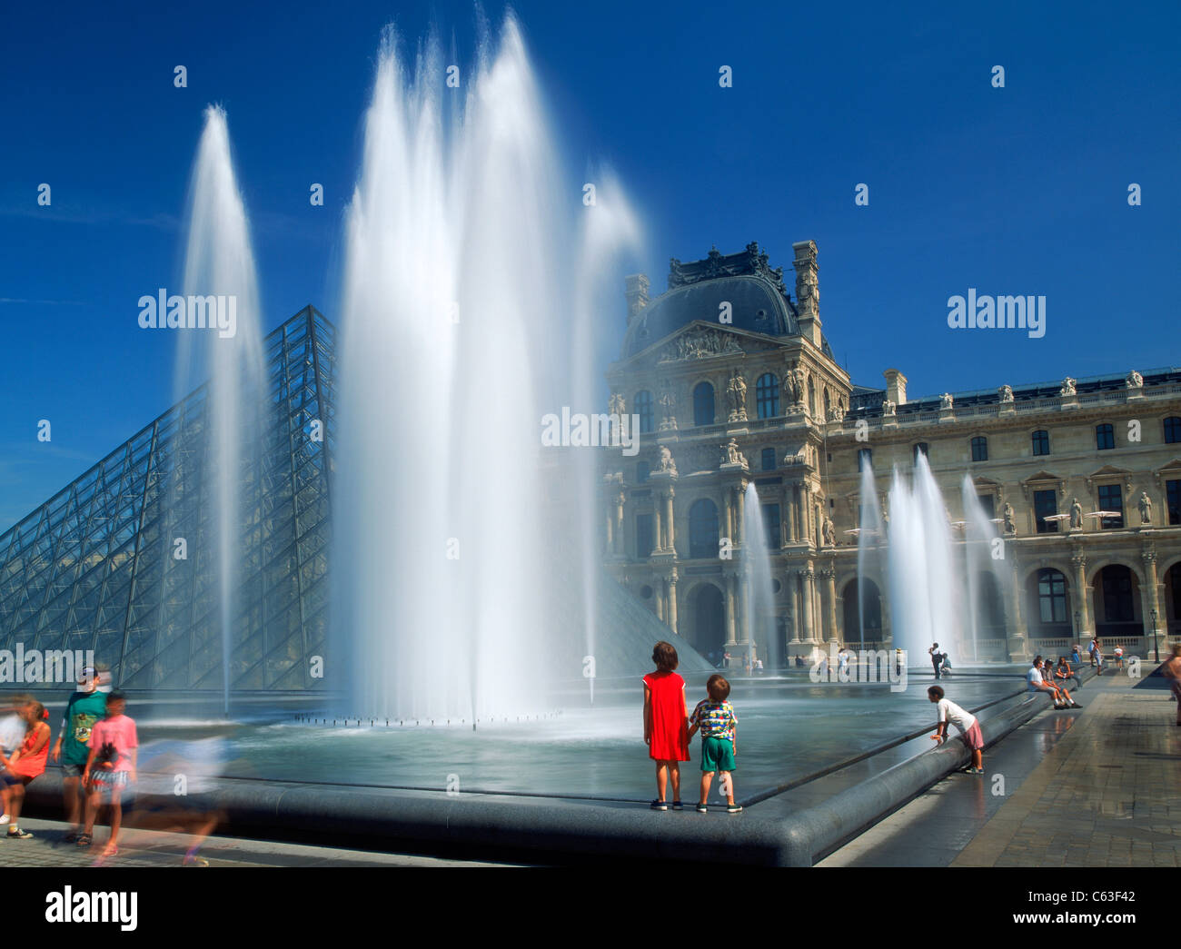 I bambini accanto a fontane al Palazzo del Louvre Museum di Parigi Foto Stock