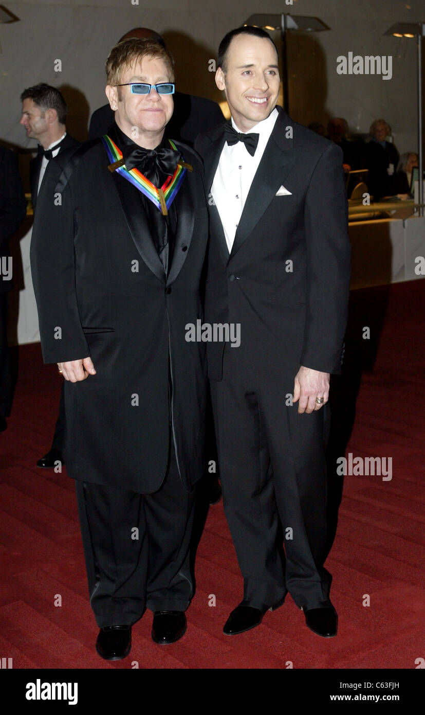 Sir Elton John (L) e David fornire al 27TH Annuale Kennedy Center Honors presso il Kennedy Center Dicembre 5, 2004 a Washington D.C. (Foto di Yuri Gripas/Everett raccolta) Foto Stock