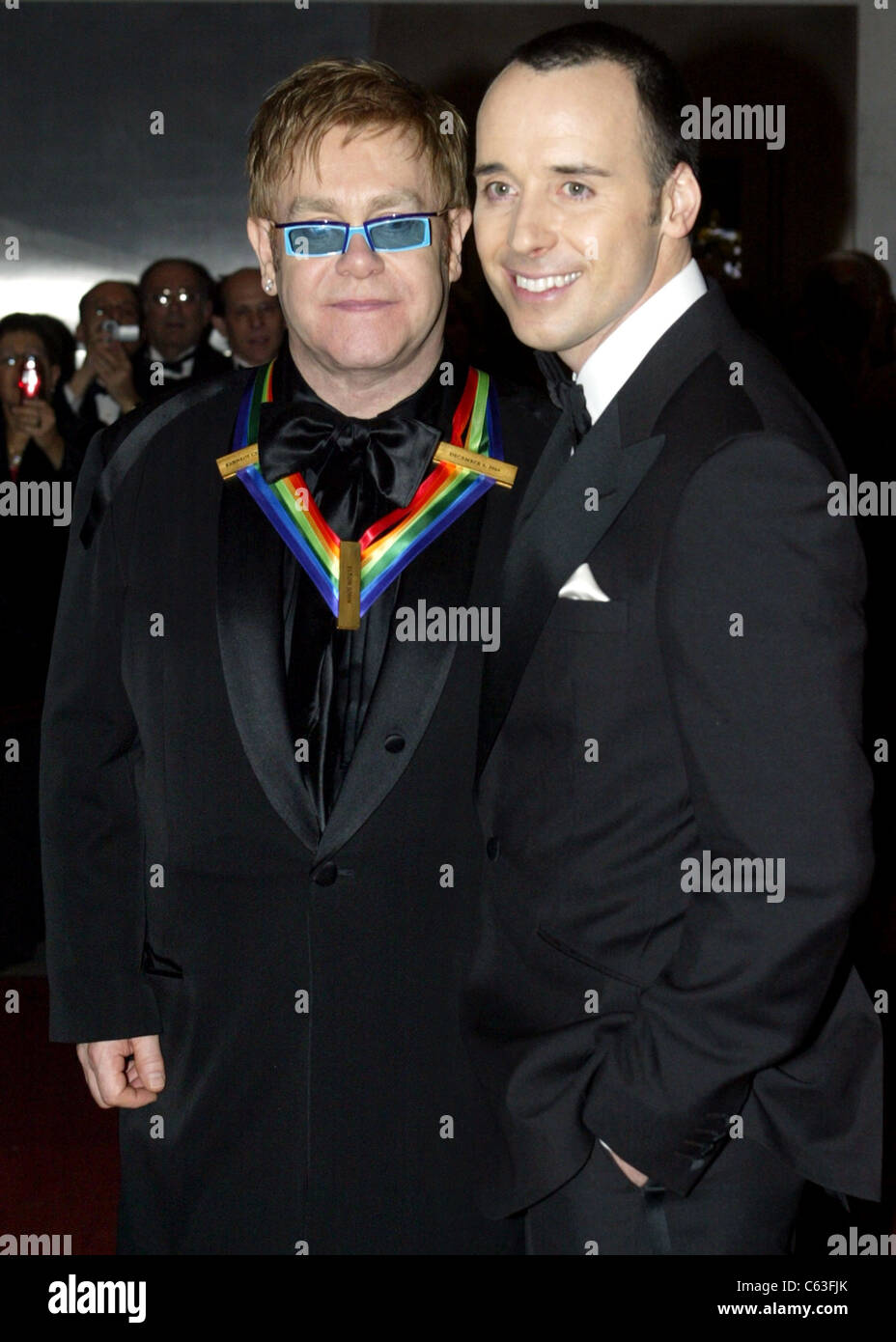 Sir Elton John (L) e David fornire al 27TH Annuale Kennedy Center Honors presso il Kennedy Center Dicembre 5, 2004 a Washington D.C. (Foto di Yuri Gripas/Everett raccolta) Foto Stock