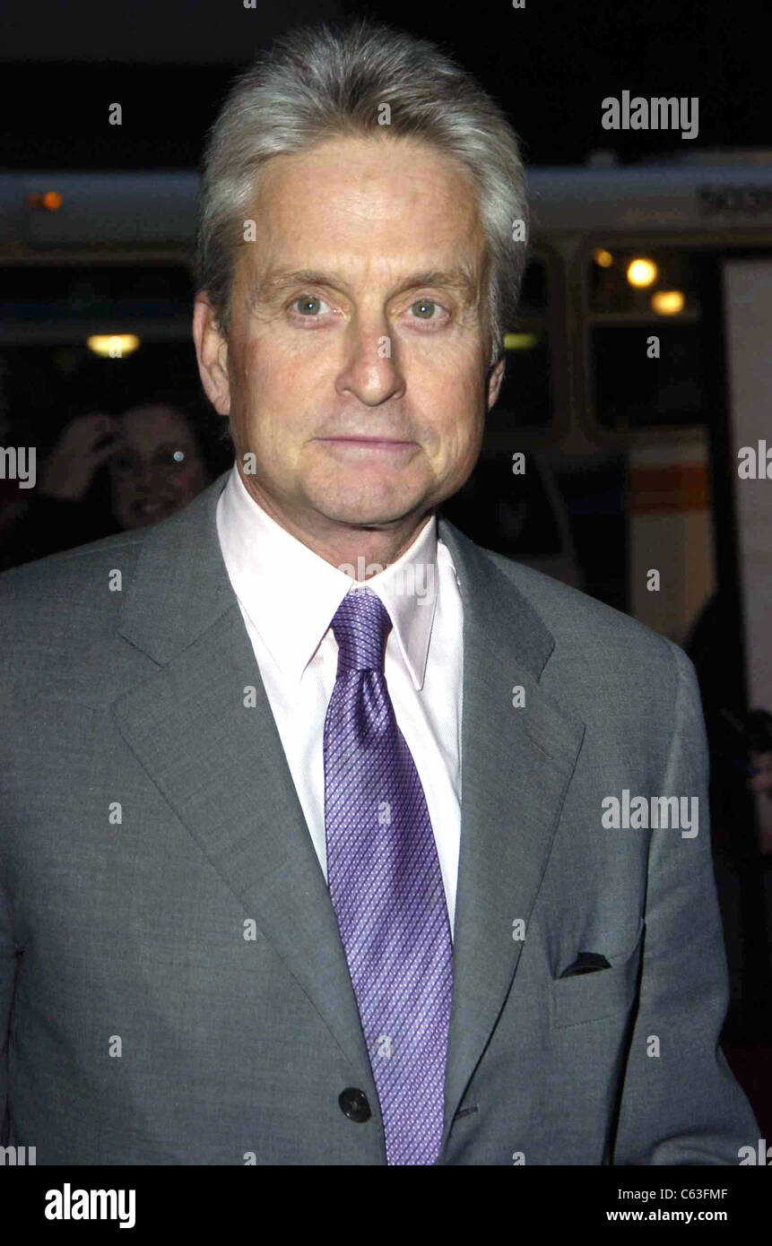 Michael Douglas in una mano e la cerimonia di ingombro per il Jack Valenti a Grauman's Chinese Theatre di Los Angeles, CA, Dicembre 6, 2004. (Foto: Michael Germana/Everett raccolta) Foto Stock