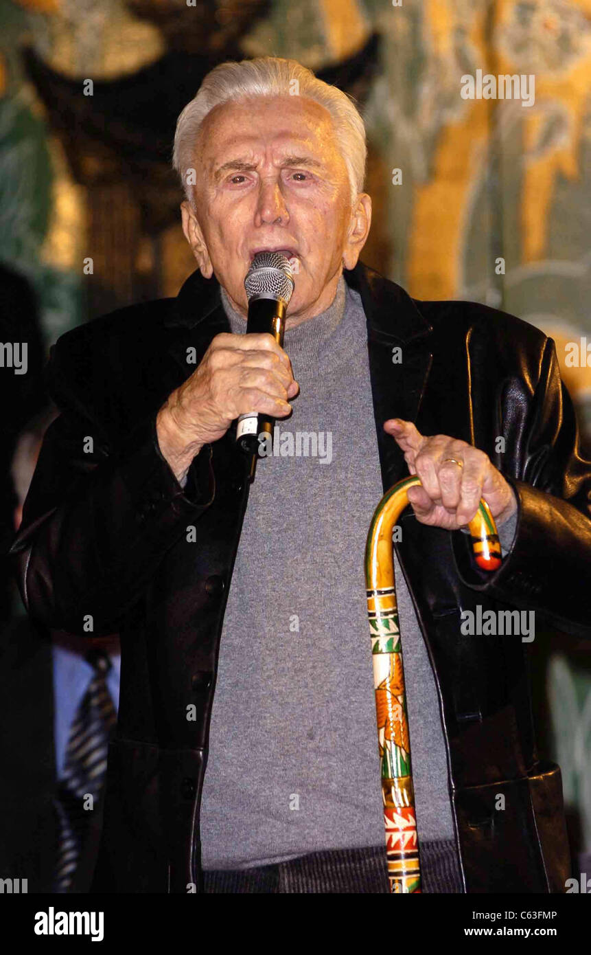 Kirk Douglas in una mano e la cerimonia di ingombro per il Jack Valenti a Grauman's Chinese Theatre di Los Angeles, CA, Dicembre 6, 2004. Foto Stock