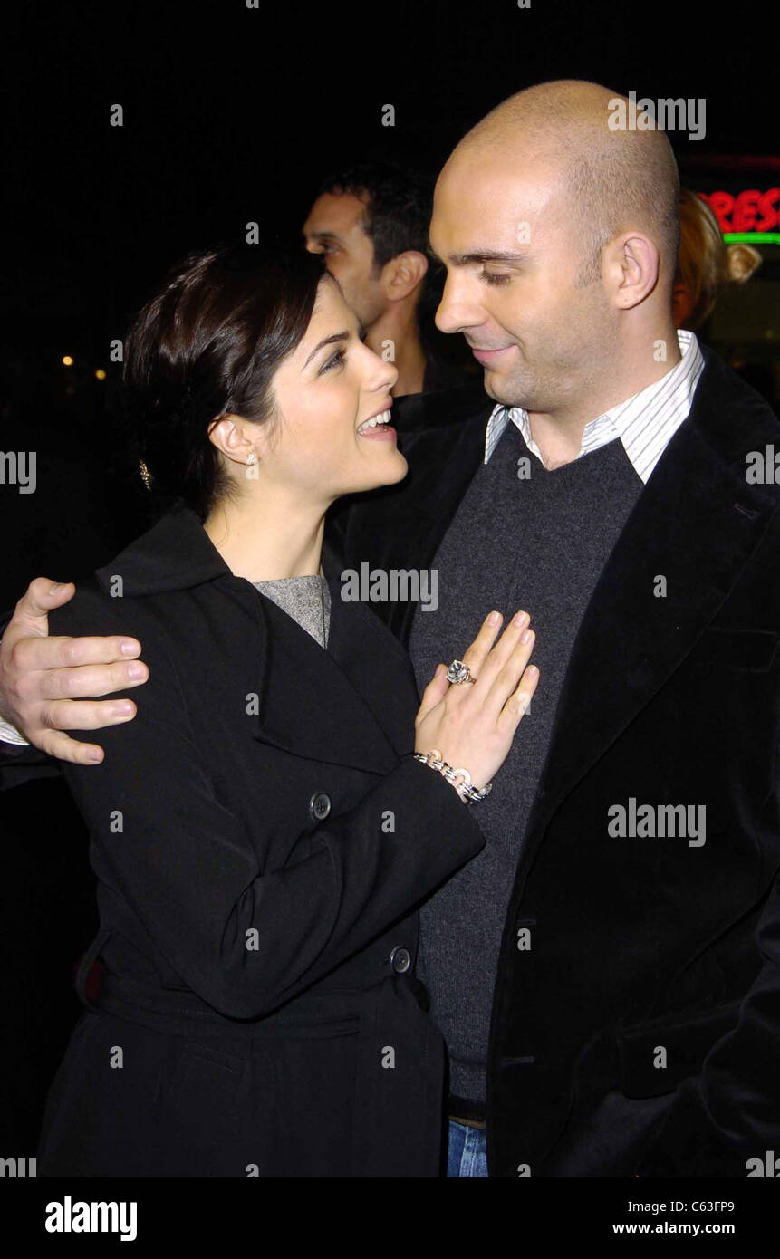 Selma Blair,e suo marito Ahmet Zappa alla premiere di in buona compagnia in Grauman's Chinese Theatre di Los Angeles, CA, 6 dicembre 2004. (Foto: Michael Germana/Everett raccolta) Foto Stock