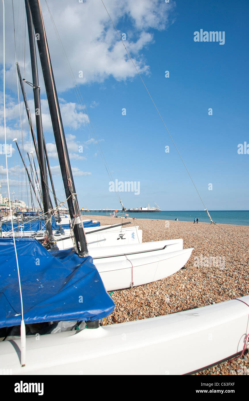 Catamarani sulla spiaggia di Brighton Foto Stock