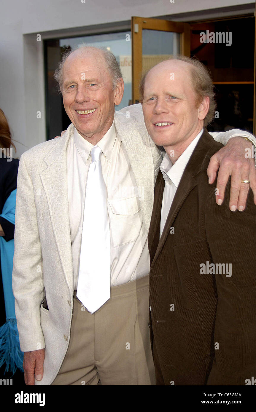 Rance Howard, Ron Howard presso gli arrivi per Cinderella Man Premiere, Universal Studios Cinema all'Universal CityWalk, Los Angeles, CA, 23 maggio 2005. Foto da: Michael Germana/Everett Collection Foto Stock