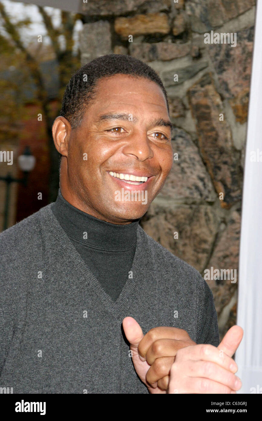Marcus Allen presso gli arrivi per Hamptons International Film Festival a piedi la linea di screening, United Artists Teatri, East Hampton, NY, Ottobre 23, 2005. Foto di: Rob ricco/Everett Collection Foto Stock