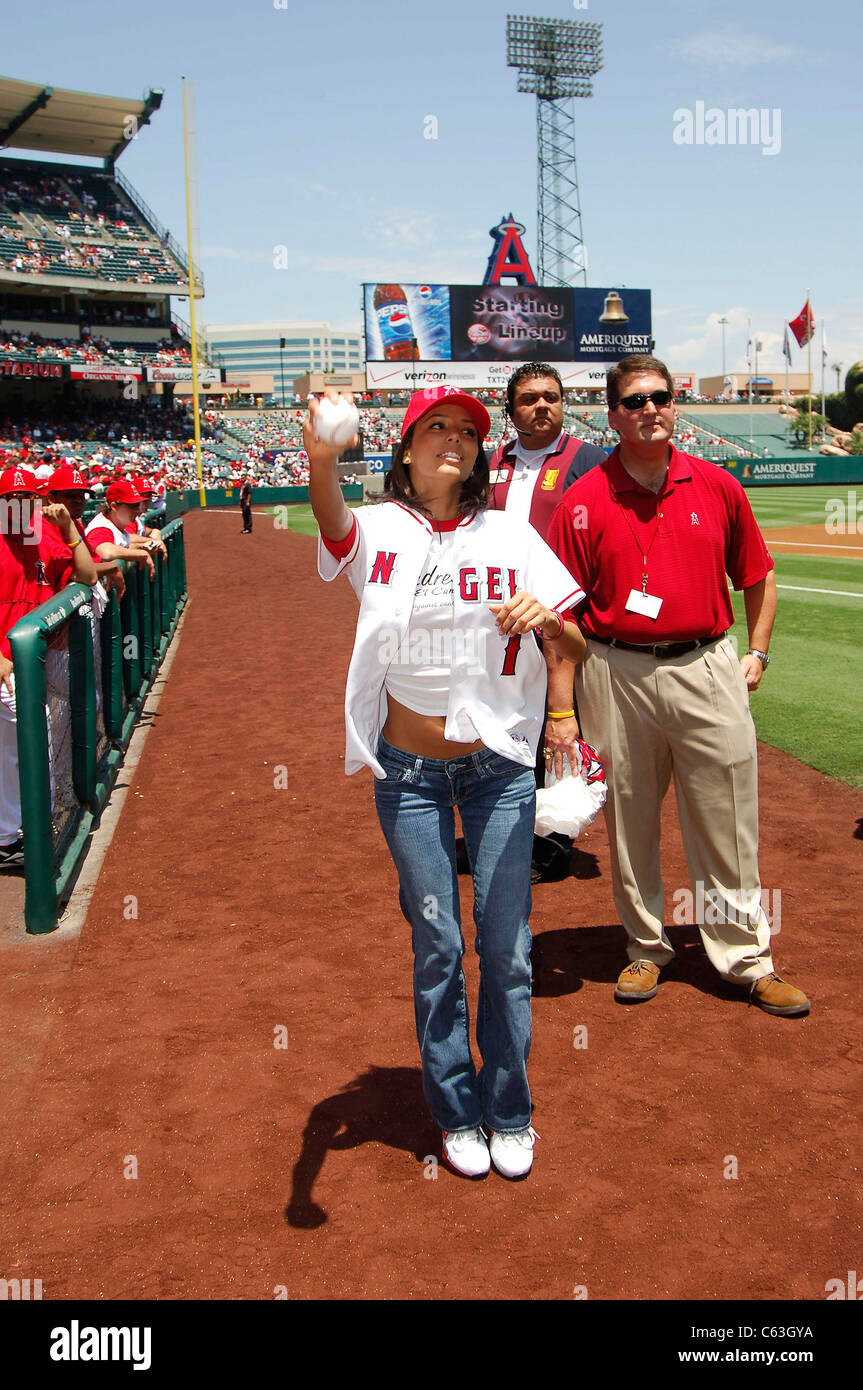 Eva Longoria fa la sua comparsa di buttare il primo passo presso il Los Angeles Angels baseball gioco contro i New York Yankees, Angel Stadium, Anaheim, CA, Domenica, 24 luglio 2005. Foto da: Michael Germana/Everett Collection Foto Stock