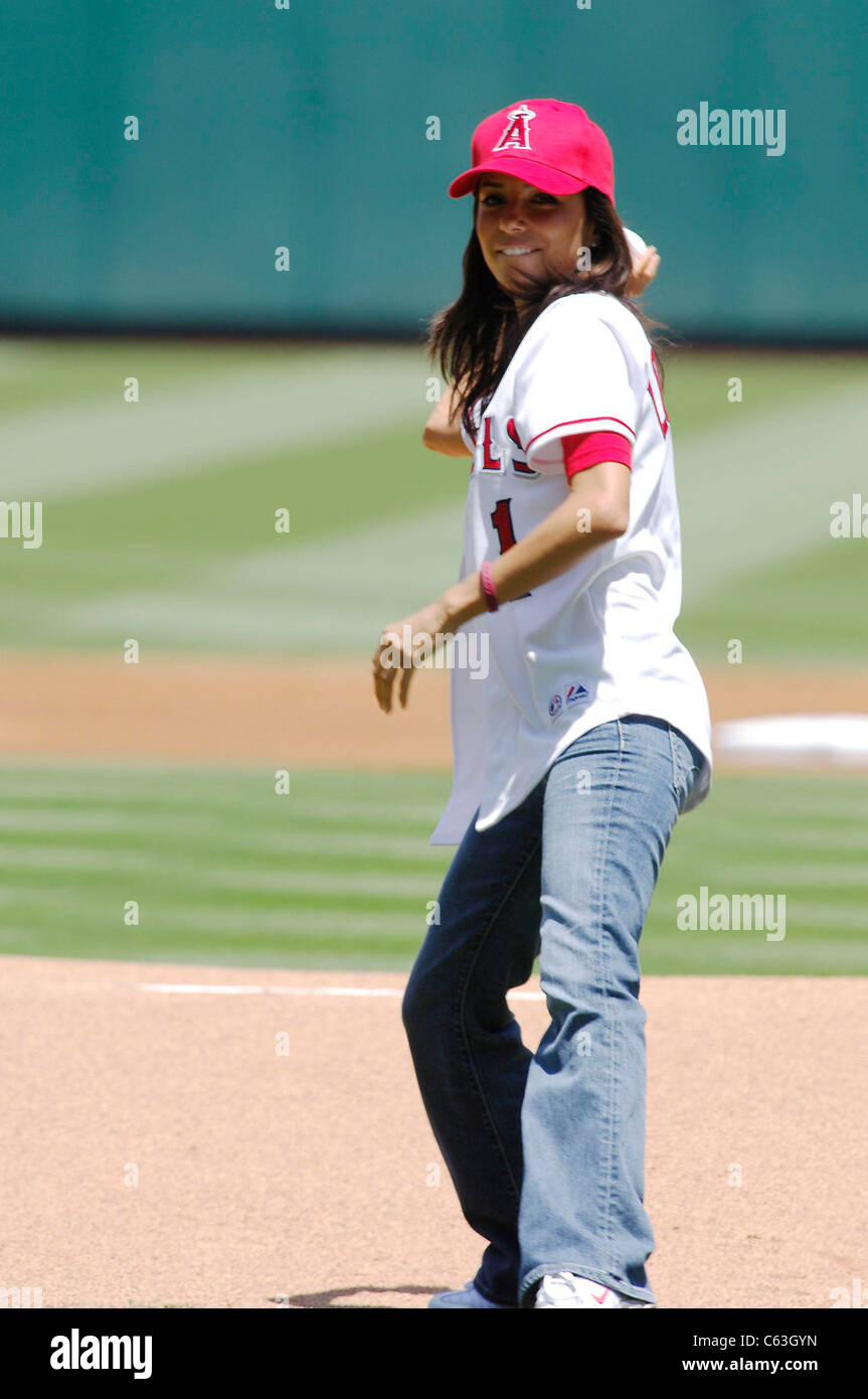 Eva Longoria fa la sua comparsa di buttare il primo passo presso il Los Angeles Angels baseball gioco contro i New York Yankees, Angel Stadium, Anaheim, CA, Domenica, 24 luglio 2005. Foto da: Michael Germana/Everett Collection Foto Stock