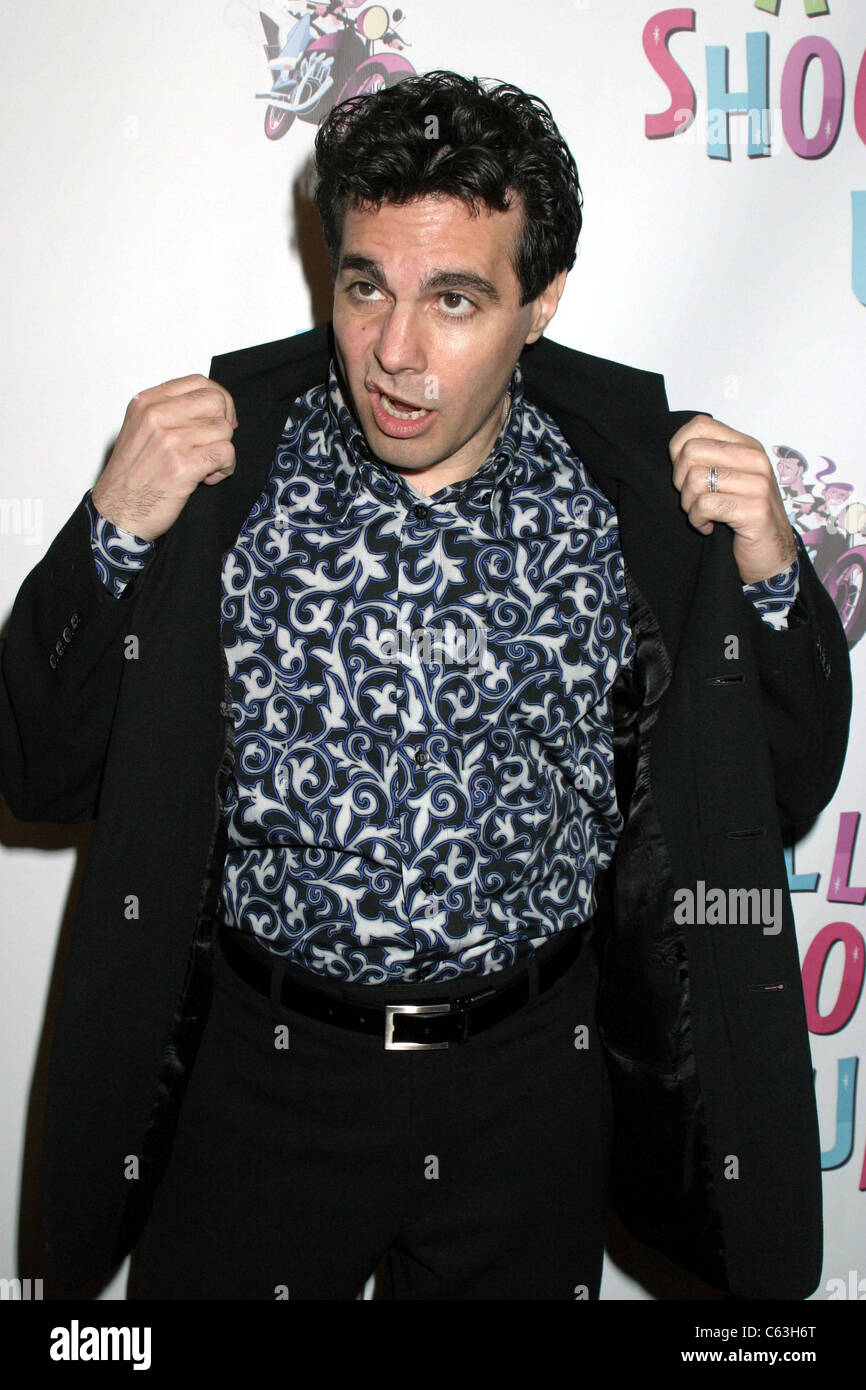 Mario Cantone al dopo-party per la serata di apertura di Elvis Presley Musical tutti scosso fino, Copacabana, New York, NY, Marzo 24, 2005. Foto di: Rob ricco/Everett Collection Foto Stock