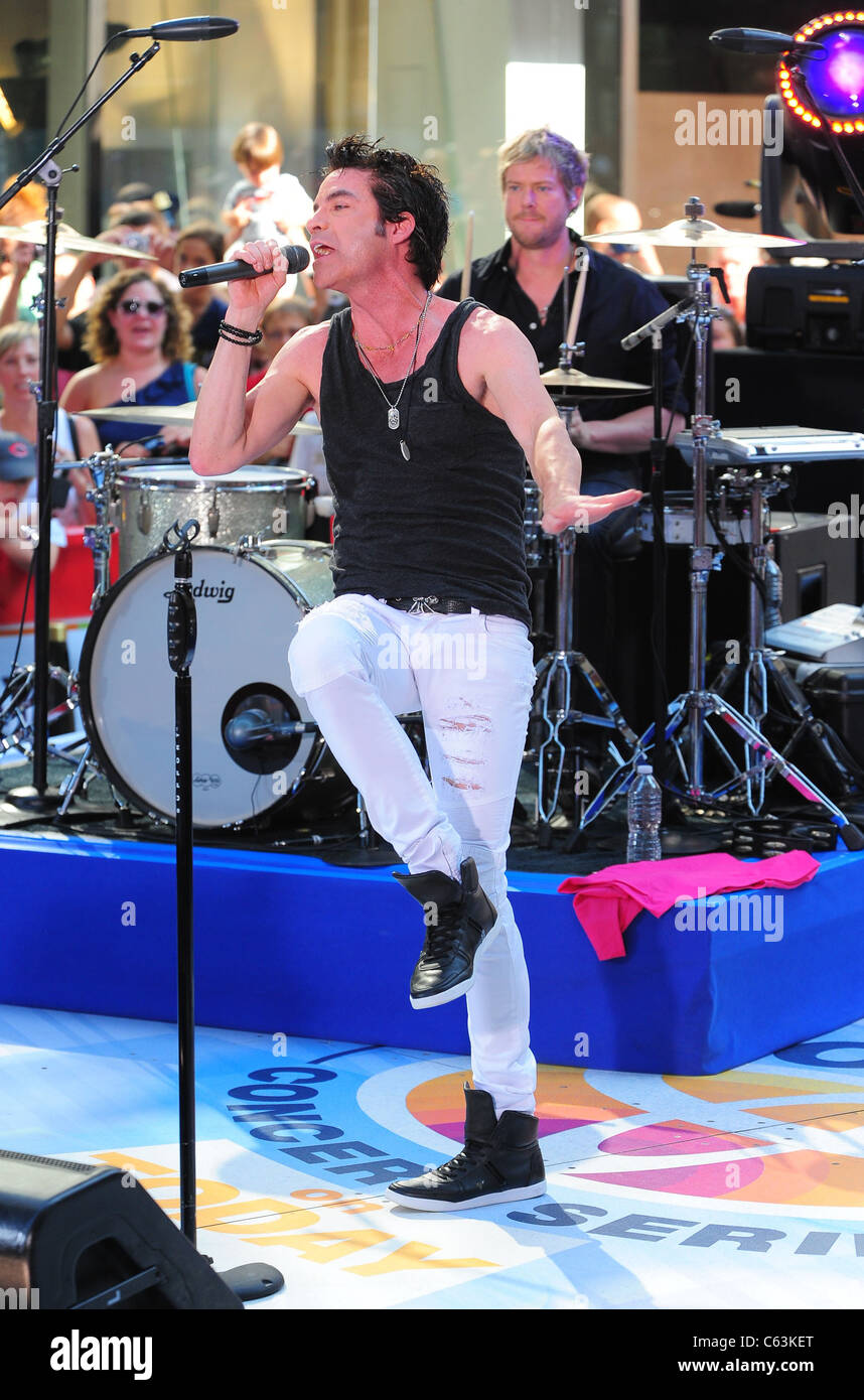 Patrick Monahan, Scott Underwood sul palco per la NBC Today Show Concerto con treno, Rockefeller Plaza di New York, NY, 6 agosto 2010. Foto di: Gregorio T. Binuya/Everett Collection Foto Stock