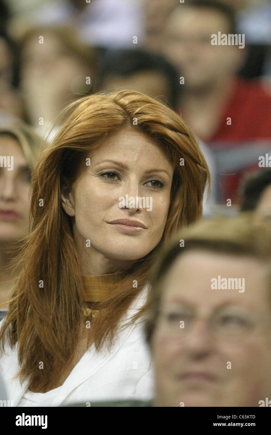 Angie Everhart interno per gli Stati Uniti Aprire il torneo di tennis, Arthur Ashe Stadium, lavaggio, NY, Settembre 01, 2005. Foto di: Rob ricco/Everett Collection Foto Stock