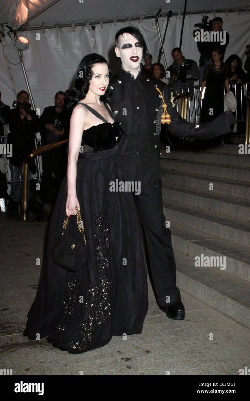 Dita Von Teese, Marilyn Manson presso gli arrivi per Costume Institute Chanel presentano apertura notturna beneficio di Gala, Metropolitan Museum Foto Stock