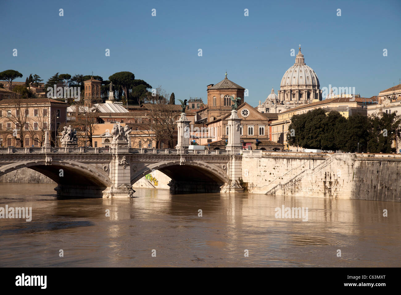 Il fiume Tevere e sulla Basilica di San Pietro, Roma, Italia, Europa Foto Stock