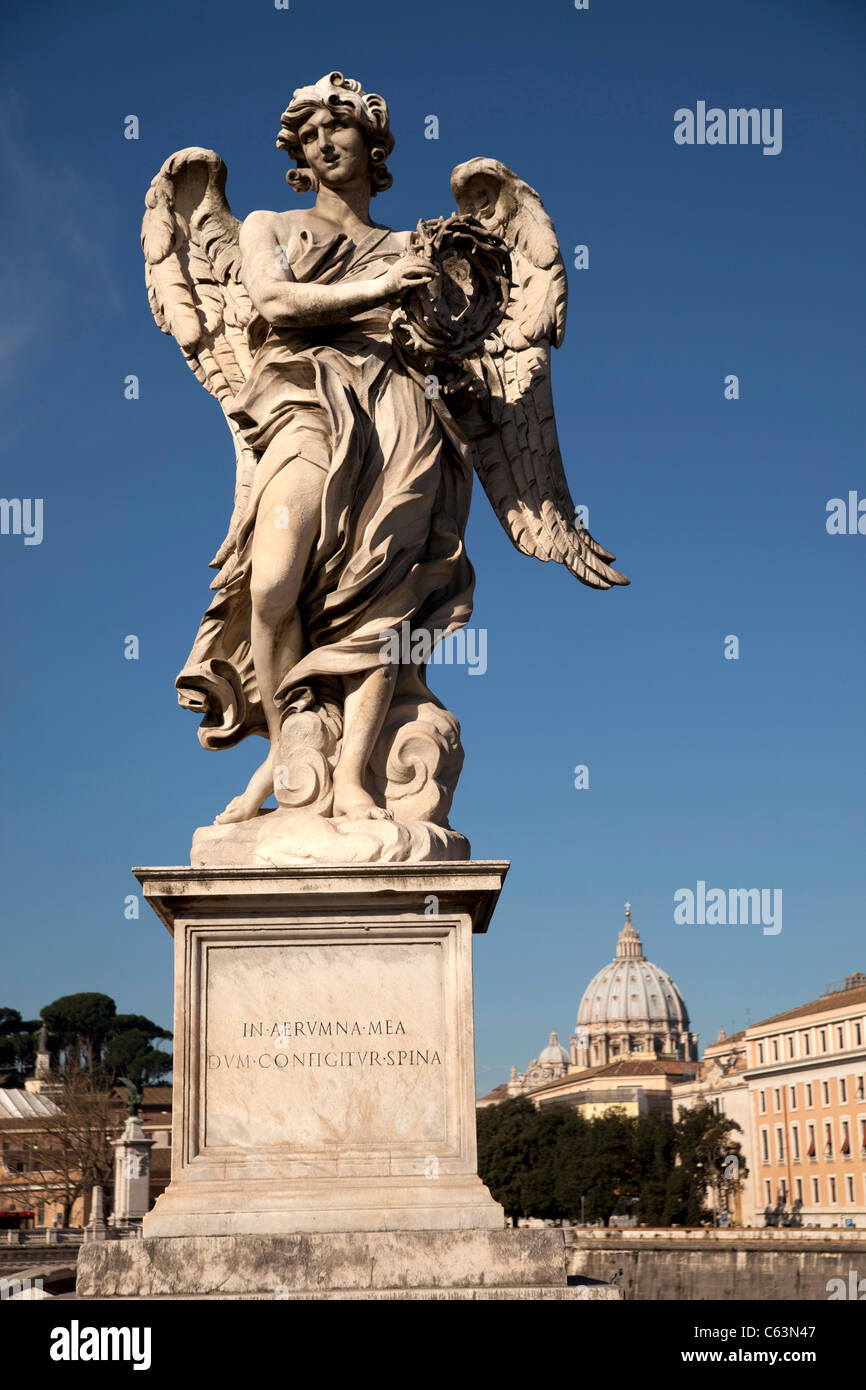 Angelo dal Bernini sul Ponte Sant'Angelo bridge e la Basilica di San Pietro in Roma, Lazio, l'Italia, Europa Foto Stock
