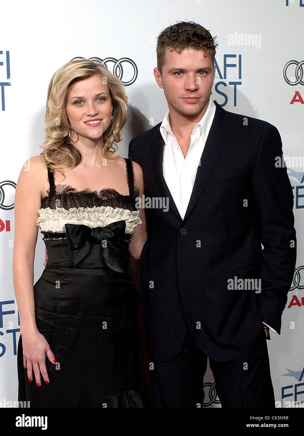 Reese Witherspoon, Ryan Phillippe all'arrivo a piedi la linea Premiere a AFI Fest 2005 apertura notturna di Gala, la ArcLight Hollywood Glossari Affini Dome, Los Angeles, CA, Novembre 03, 2005. Foto: Giovanni Hayes/Everett Collection Foto Stock