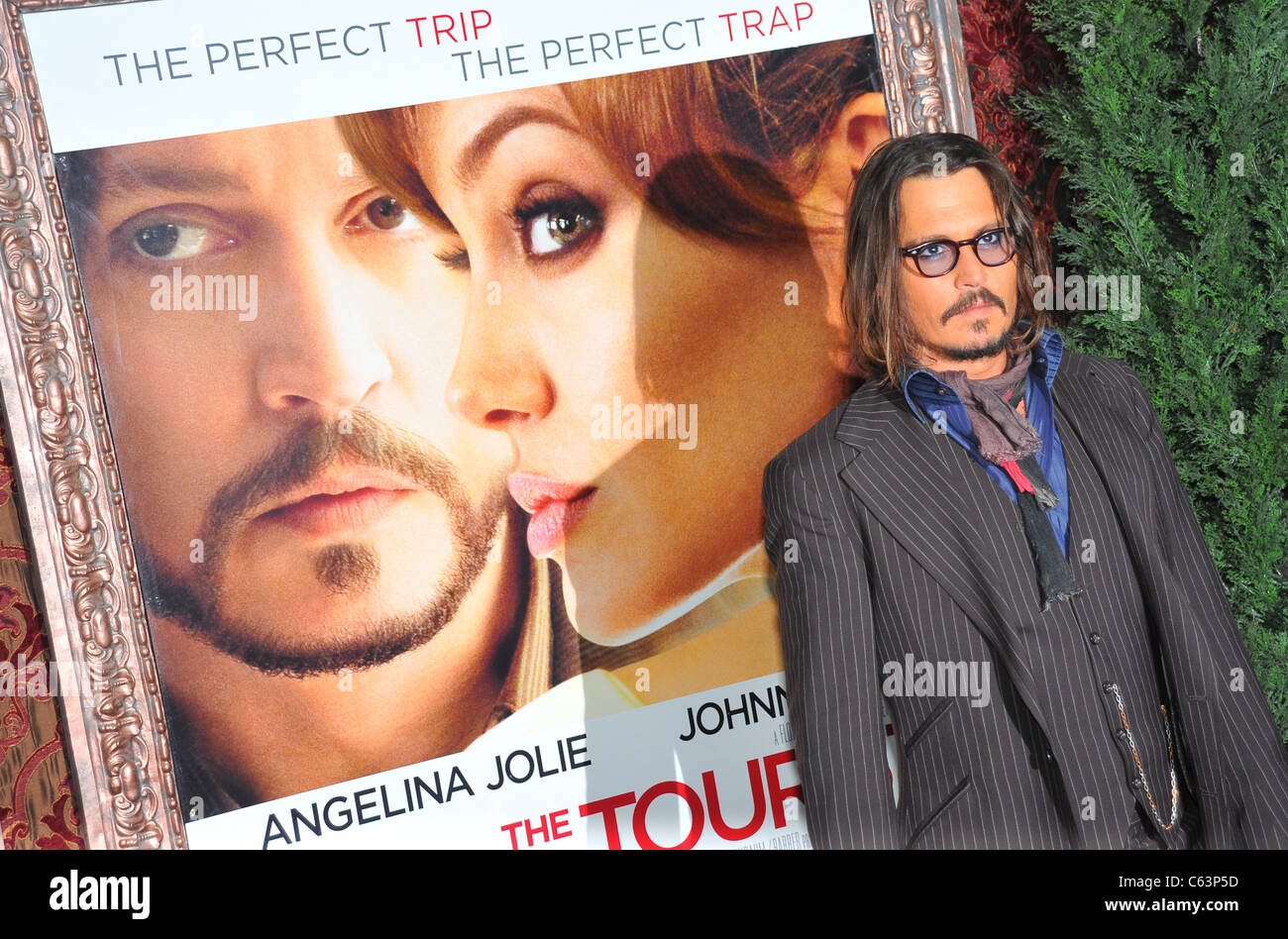 Johnny Depp presso gli arrivi per il turista Premiere, il Teatro Ziegfeld, New York, NY Dicembre 6, 2010. Foto di: Gregorio T. Binuya/Everett Collection Foto Stock