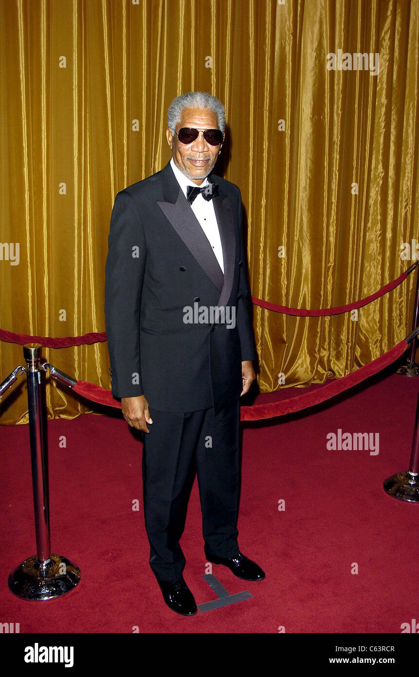 Morgan Freeman presso gli arrivi per 57th annuale di Directors Guild of America Award, il Beverly Hilton Hotel di Los Angeles, CA, Sabato, 29 gennaio 2005. Foto da: Michael Germana/Everett Collection Foto Stock