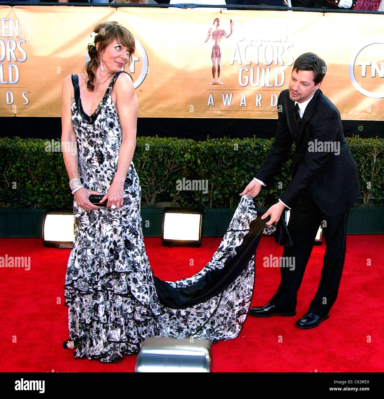 Allison Janney, Sean Hayes presso gli arrivi per la undicesima edizione del Screen Actors Guild (SAG) Awards, Shrine Auditorium, Los Angeles, CA, sabato 05 febbraio, 2005. Foto: Giovanni Hayes/Everett Collection Foto Stock