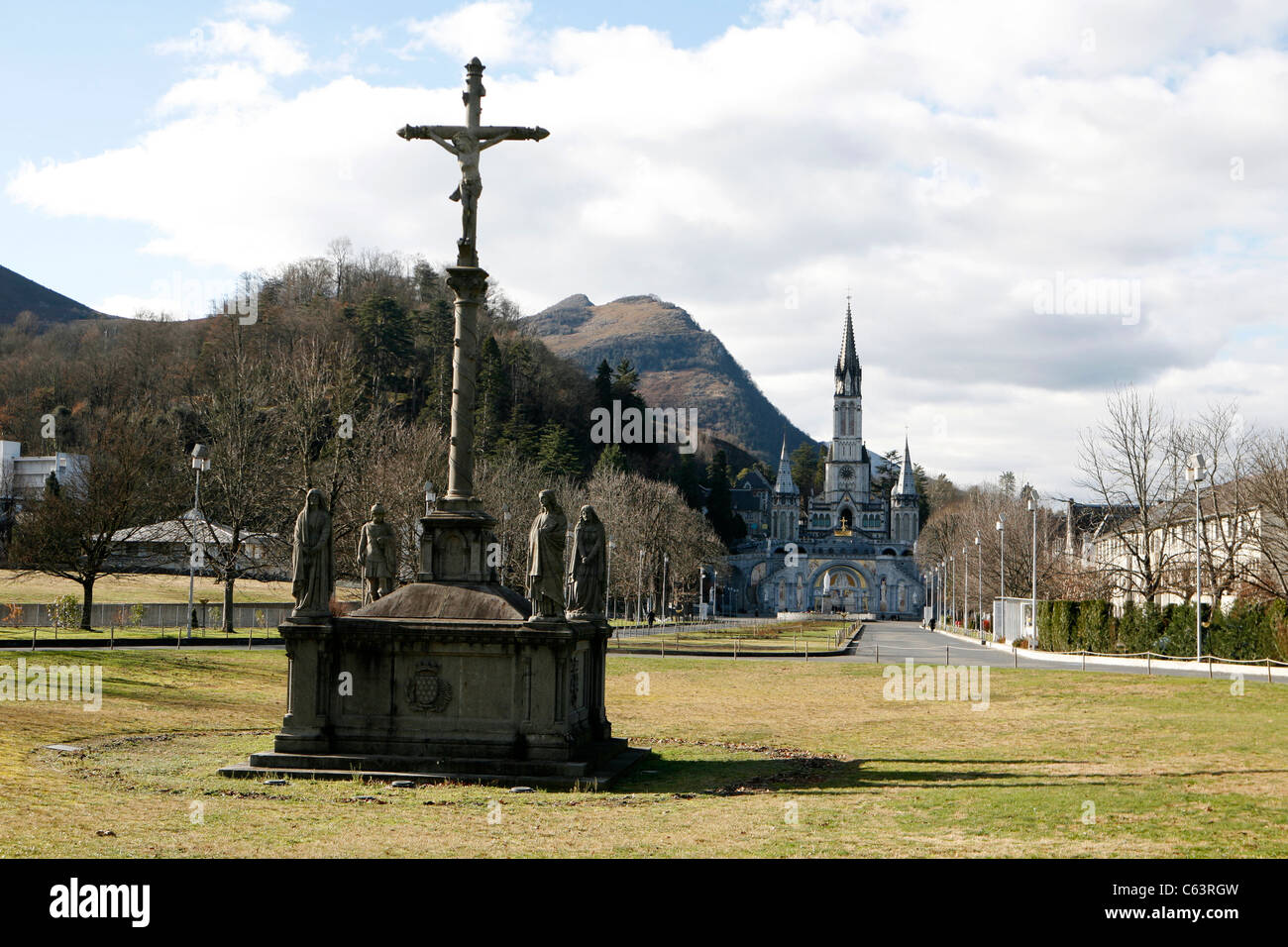 Lourdes in inverno: la Basilica dell Immacolata Concezione di Maria, Santuario di Lourdes. Foto Stock