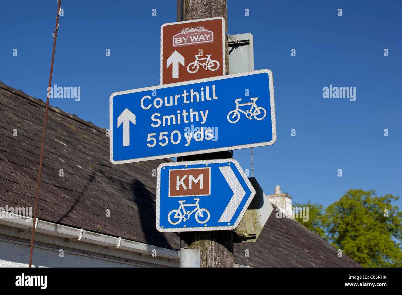 Segnaletica per Kirkpatrick Macmillan (KM) percorso ciclabile a Keir Mill vicino Penpont Nithsdale Scotland Regno Unito Foto Stock