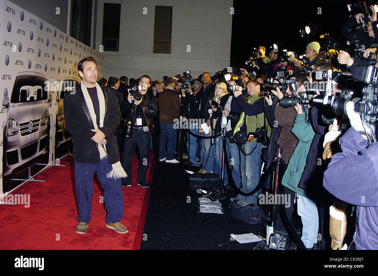 Attore Luke Perry in posa per i fotografi in occasione del lancio del 2005 Volkswagen Jetta al sacco, Los Angeles, CA il 5 gennaio 2005. Foto da: Michael Germana/Everett Collection Foto Stock