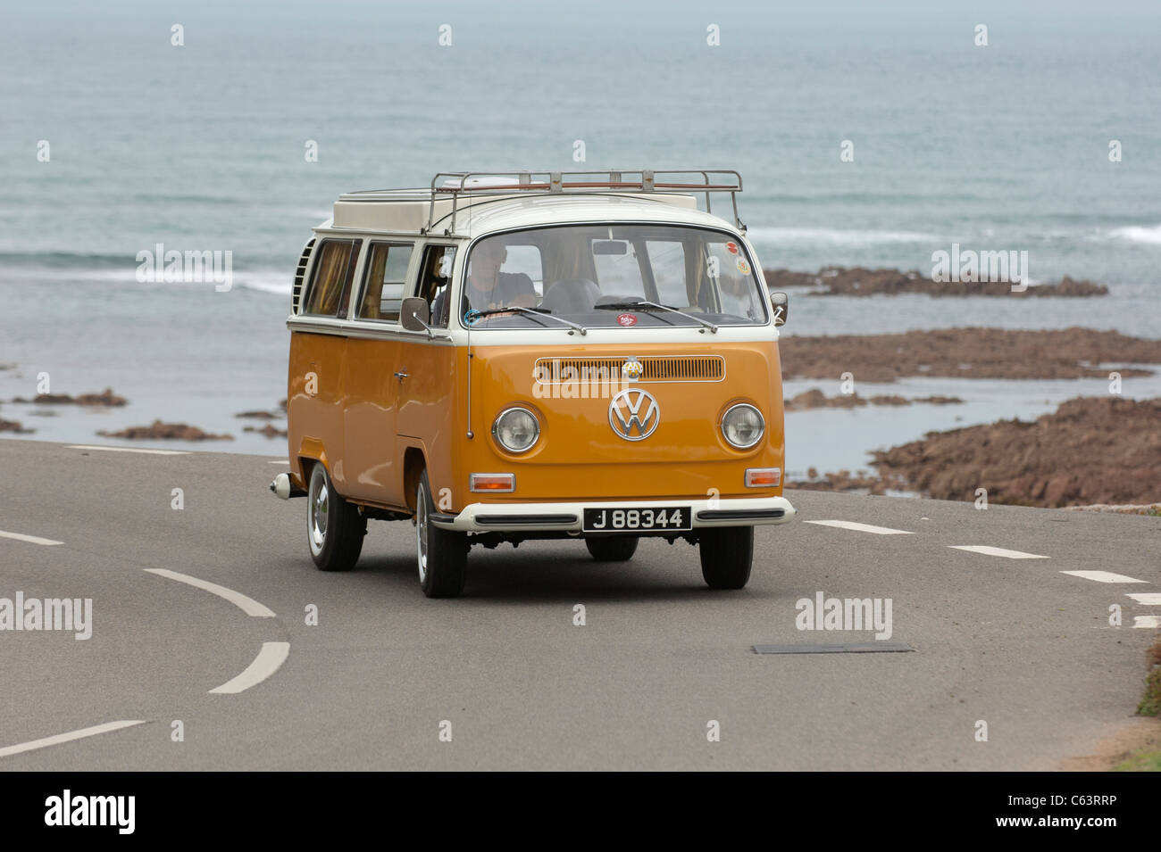 VW Volkswagen bay window Devon camper van classic raffreddato ad aria con propulsori posteriore van guida curva di azione Foto Stock