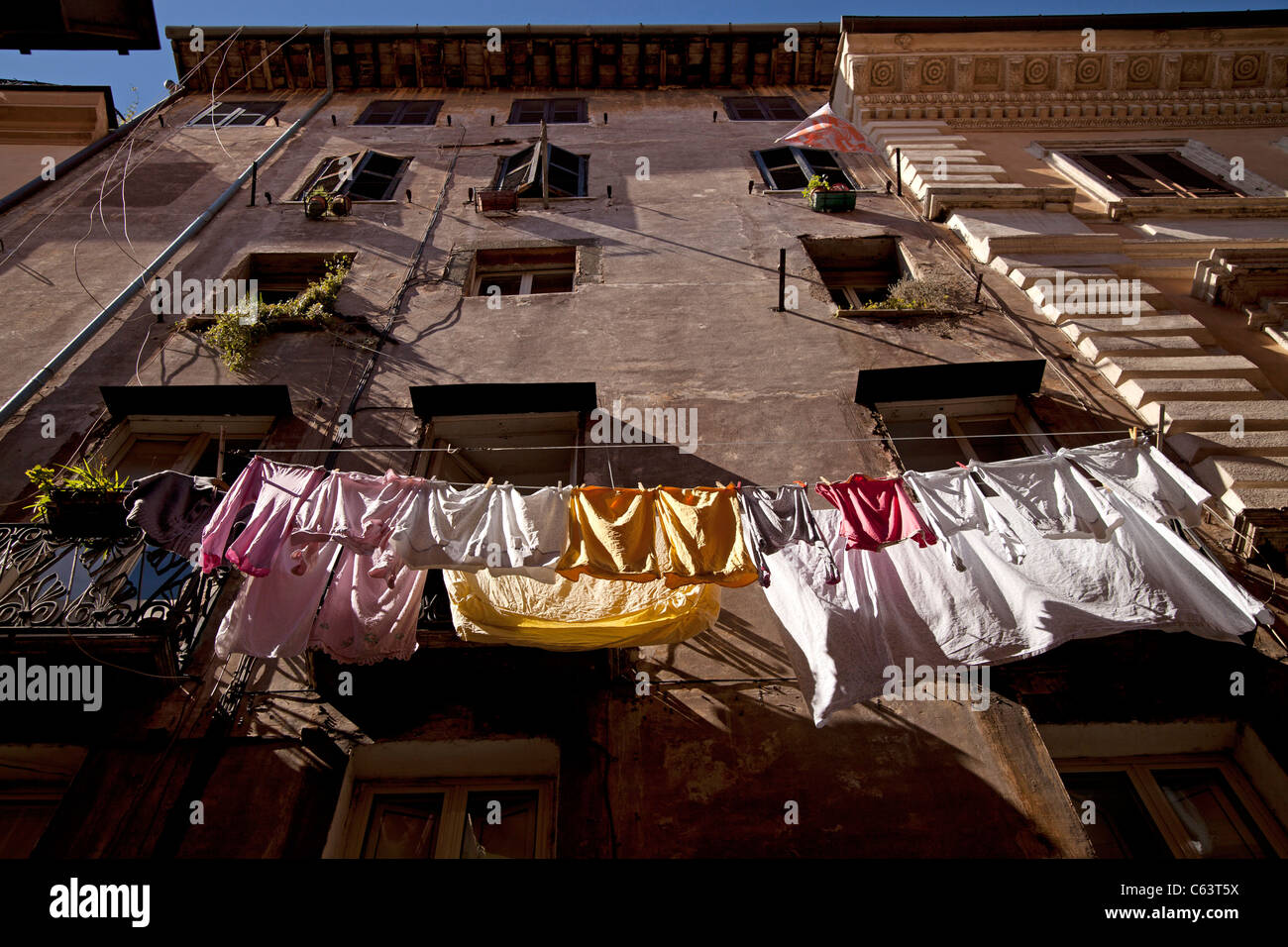 Abbigliamento colorato linea nella parte vecchia della città, Roma, Italia Foto Stock