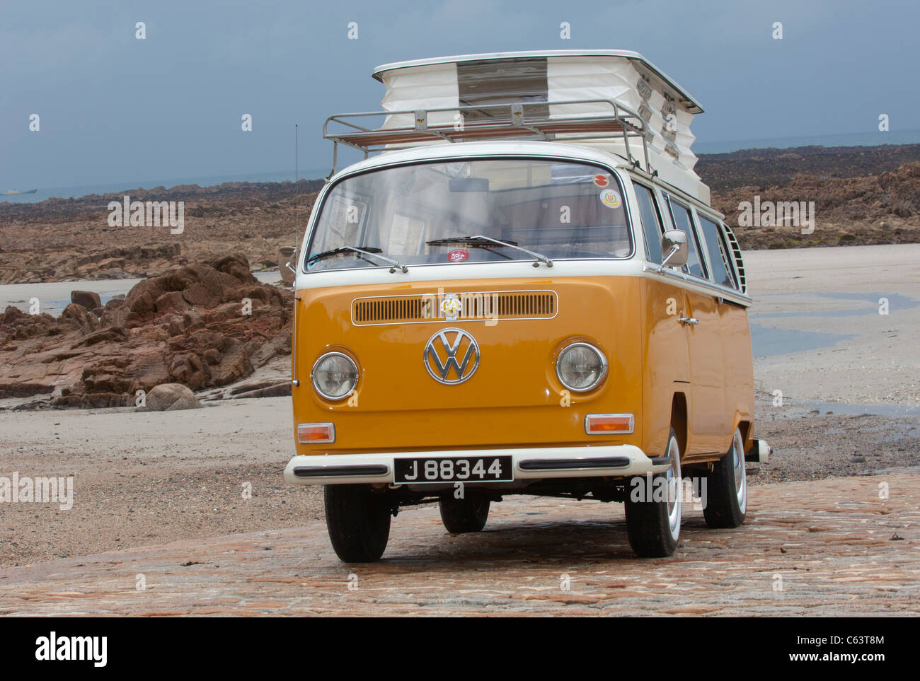 VW Volkswagen bay window Devon camper van classic raffreddato ad aria con propulsori posteriore van pop up tetto spiaggia sollevata arancione bianco Foto Stock