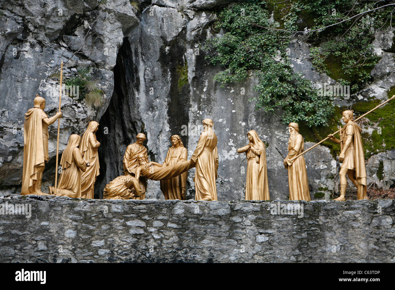 Lourdes in inverno: Gesù Cristo dopo la crocifissione, il calvario. Foto Stock