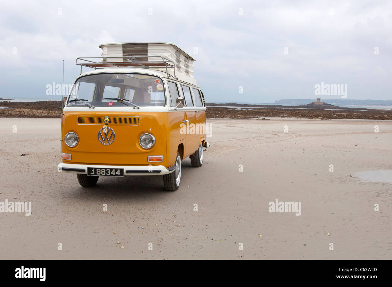 VW Volkswagen bay window Devon camper van classic raffreddato ad aria con propulsori posteriore van Foto Stock