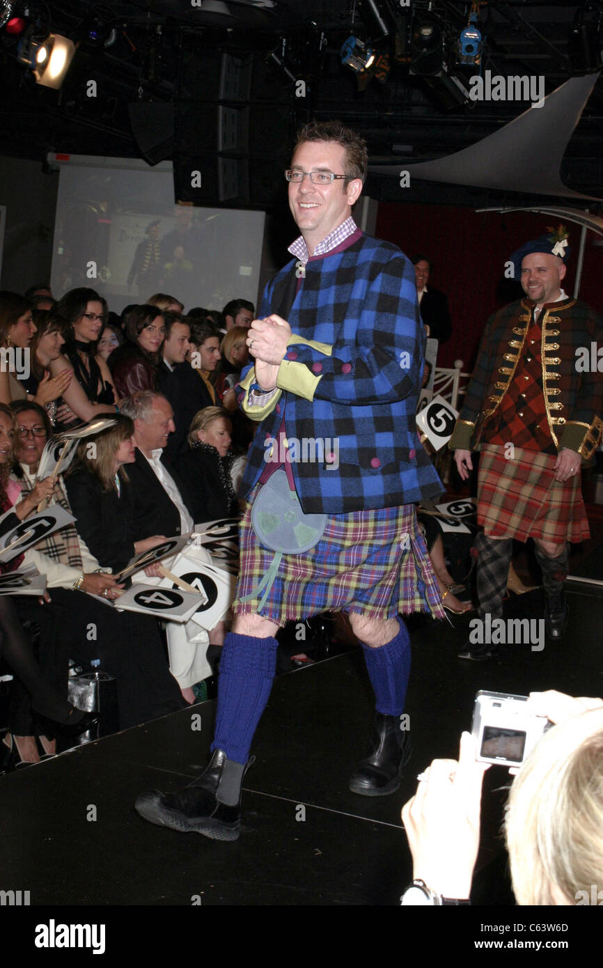 Ted Allen al fashion show per Johnny Walker presenta vestita di Kilt, il Copacabana, New York, NY, Aprile 06, 2005. Foto di: Rob ricco/Everett Collection Foto Stock