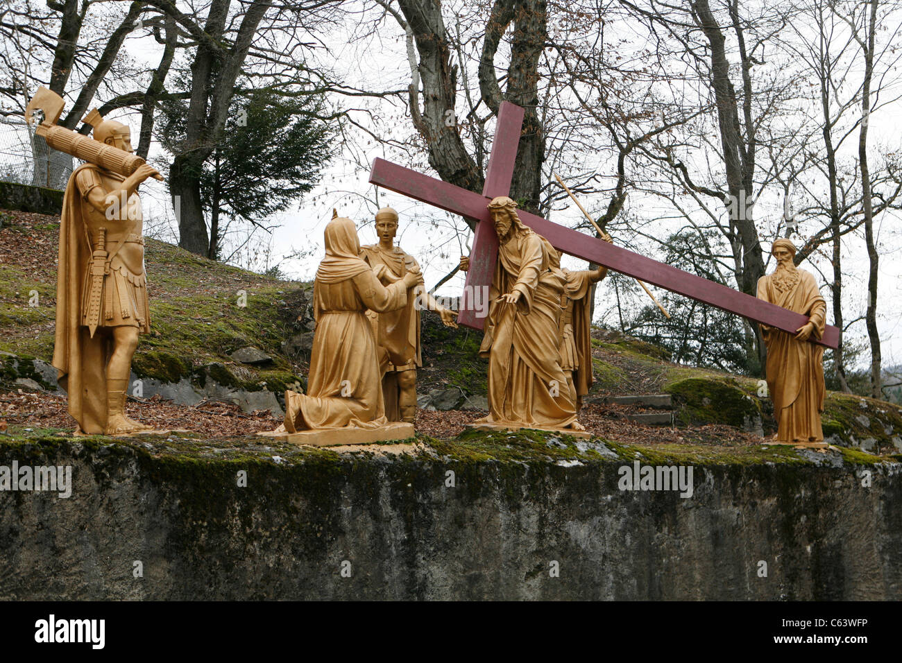 Aiutò Gesù A Portare La Croce Sul Calvario Gesu calvario croce immagini e fotografie stock ad alta risoluzione - Alamy