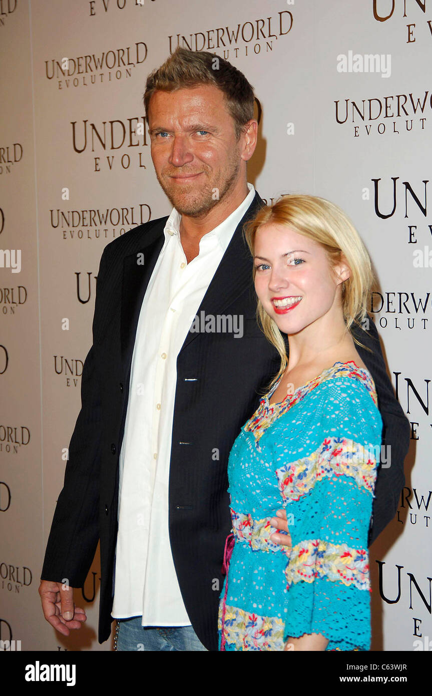 Renny Harlin, Laura Ramsey presso gli arrivi per Underworld Evolution Premiere, Glossari Affini a plafoniera Arclight Cinema, Los Angeles, CA, 11 gennaio 2006. Foto da: Michael Germana/Everett Collection Foto Stock