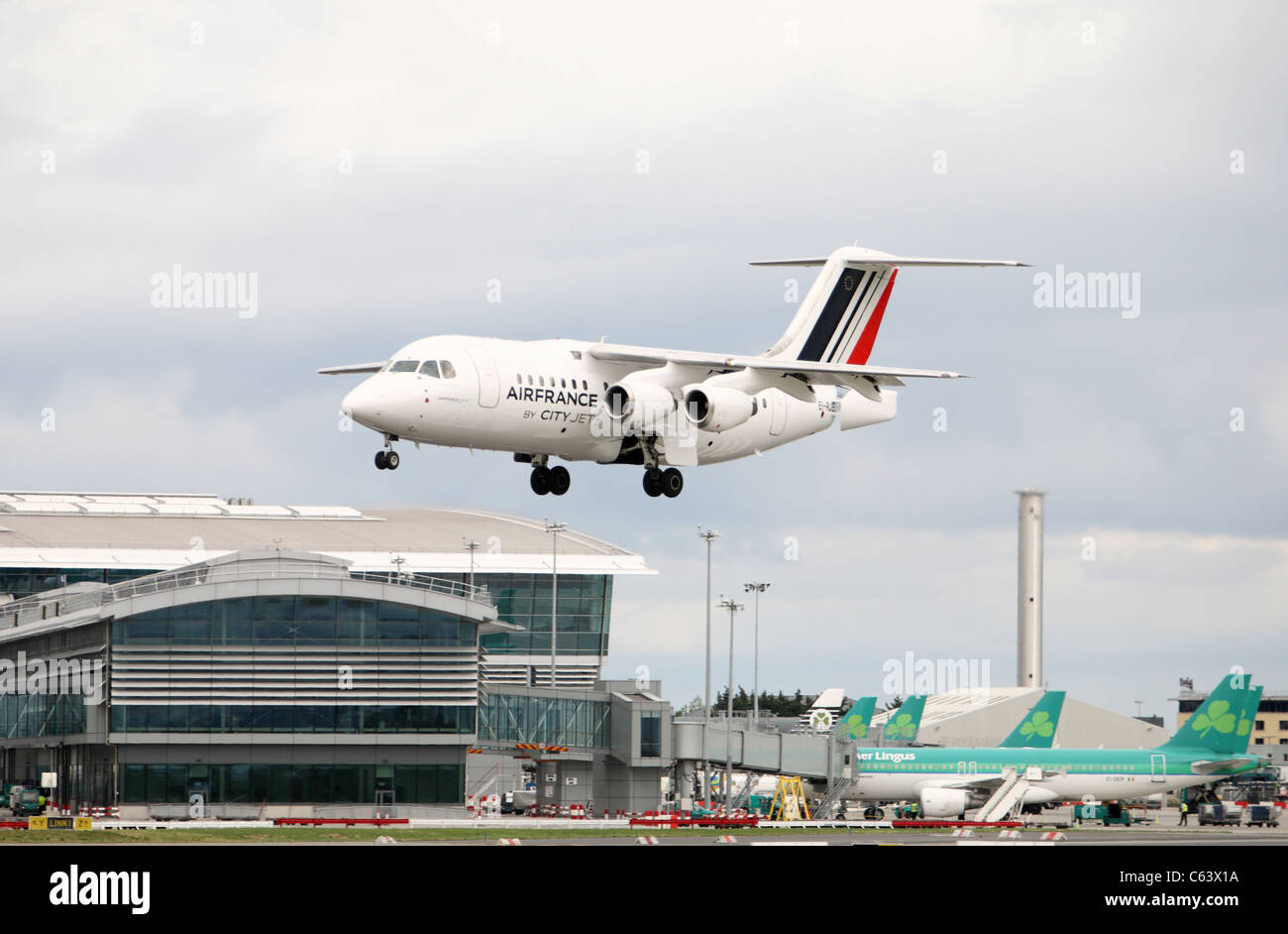 Air France city jet in atterraggio a aeroporto di Dublino Foto Stock