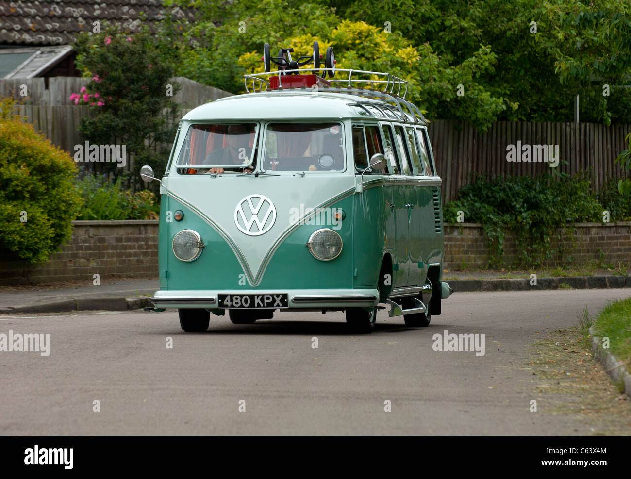 Classic VW Volkswagen Spit schermo 21 finestra camper Autobus azione di guida in curva Foto Stock