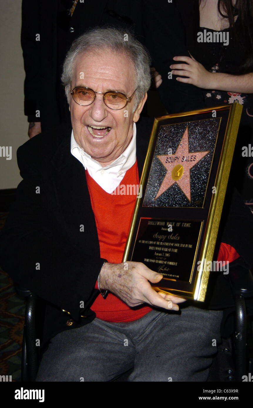 Soupy Sales nel corso di una cerimonia in onore di lui con una stella sulla Hollywood Walk of Fame, Gennaio 7, 2005 a Los Angeles. Michael Germana / Everett Collection Foto Stock