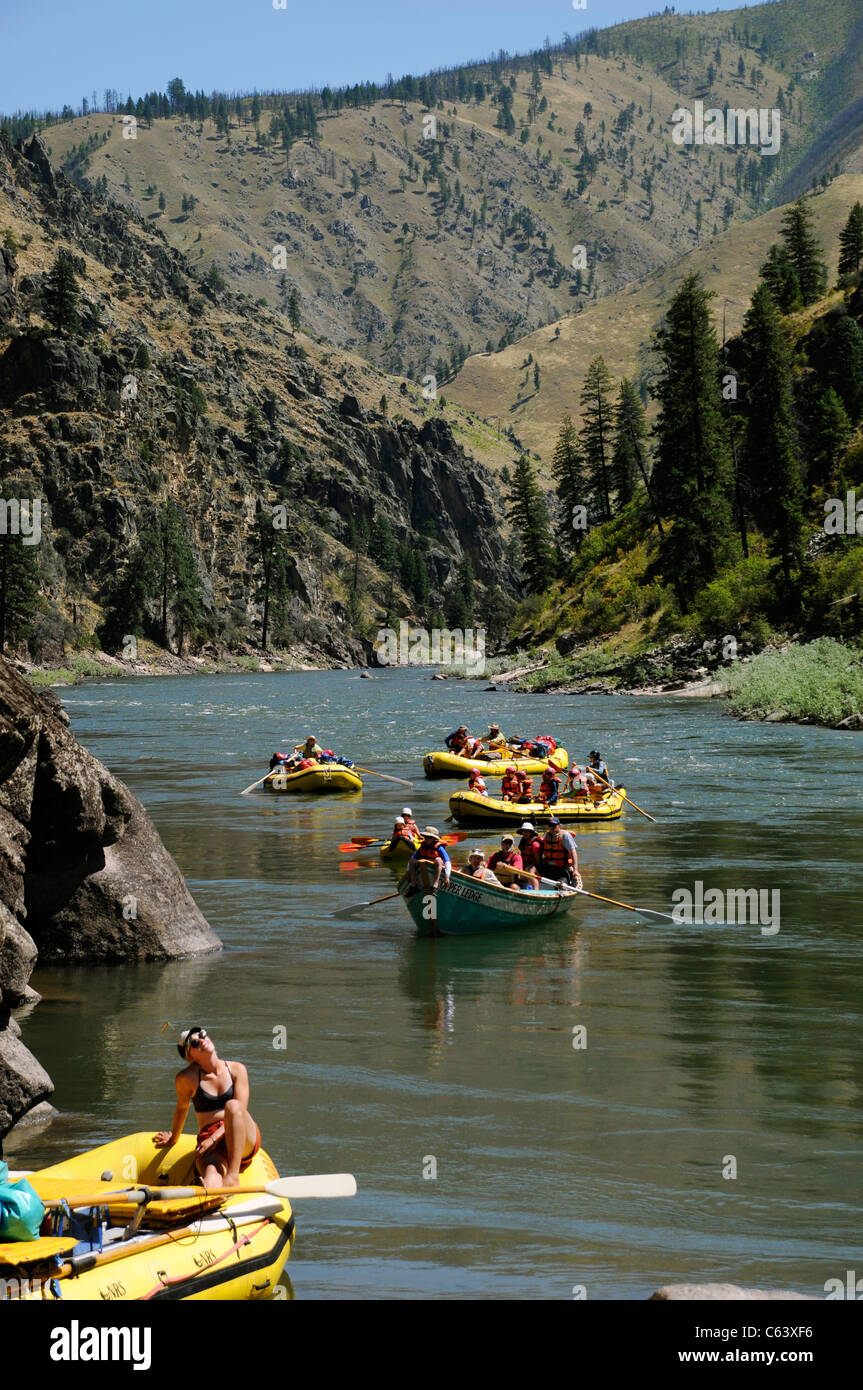 La gomma barche a remi, marcia barca, Dory e kayak gonfiabili con il gruppo O.A.R.S. sul principale fiume di salmone in Idaho Foto Stock