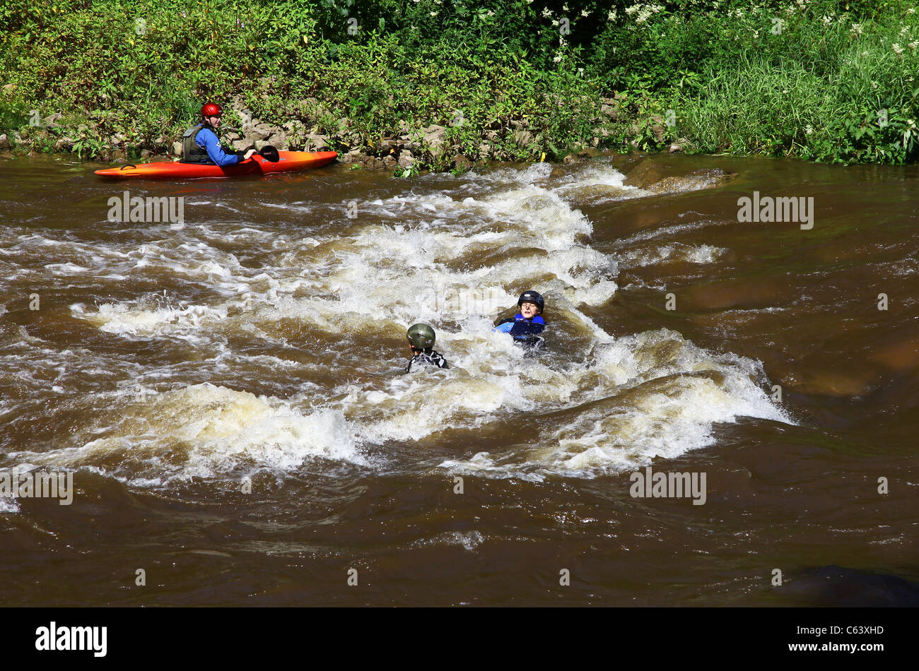 Extreme gli appassionati di sport Shooting the Rapids nel fiume Wye, Symonds Yat, Herefordshire, England, Regno Unito Foto Stock
