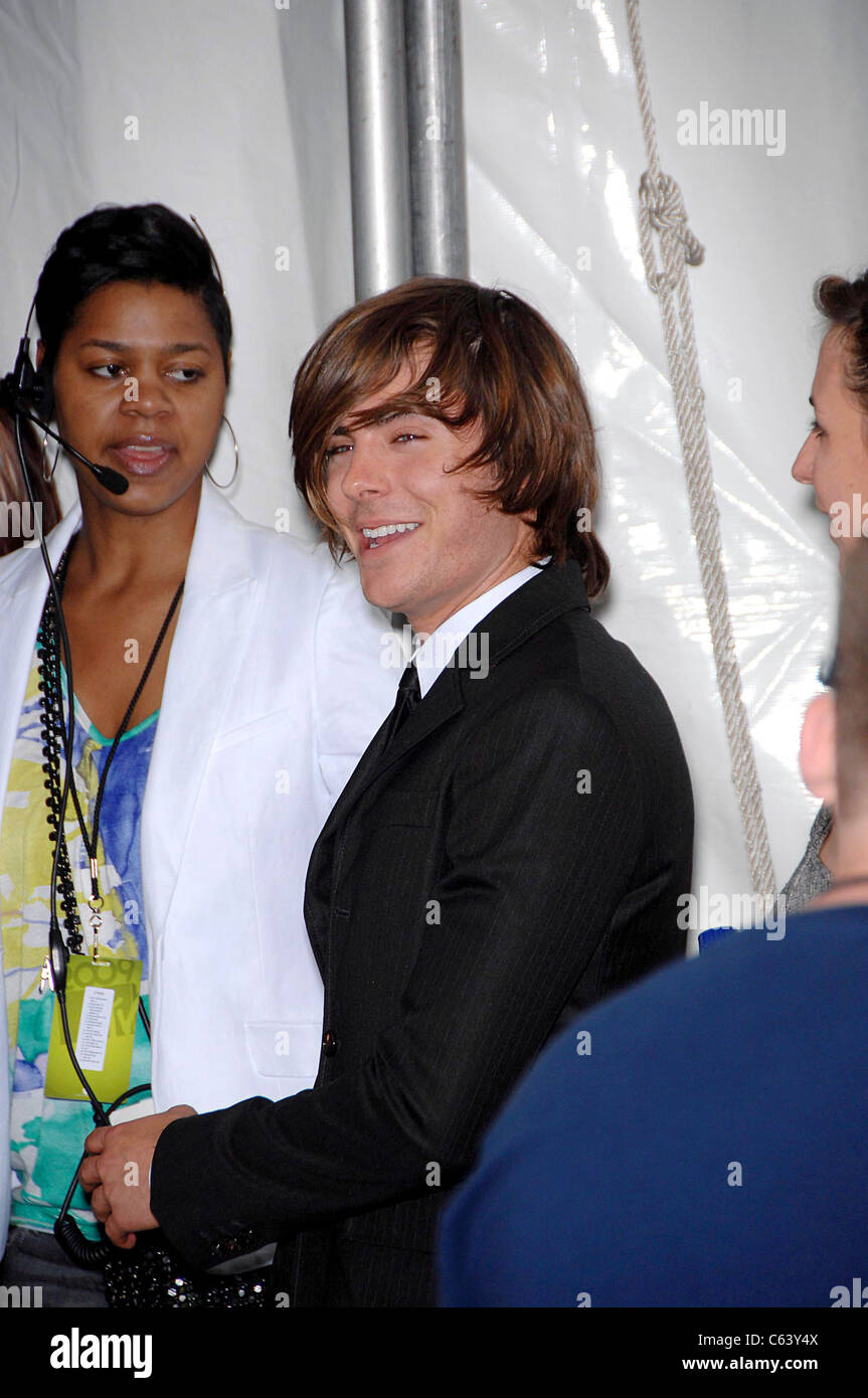 Zac Efron presso gli arrivi per 2009 MTV Movie Awards - PRESS ROOM, Anfiteatro di Gibson in città universale/a piedi, Los Angeles, CA Maggio 31, 2009. Foto Da: Michael Germana/Everett Collection Foto Stock