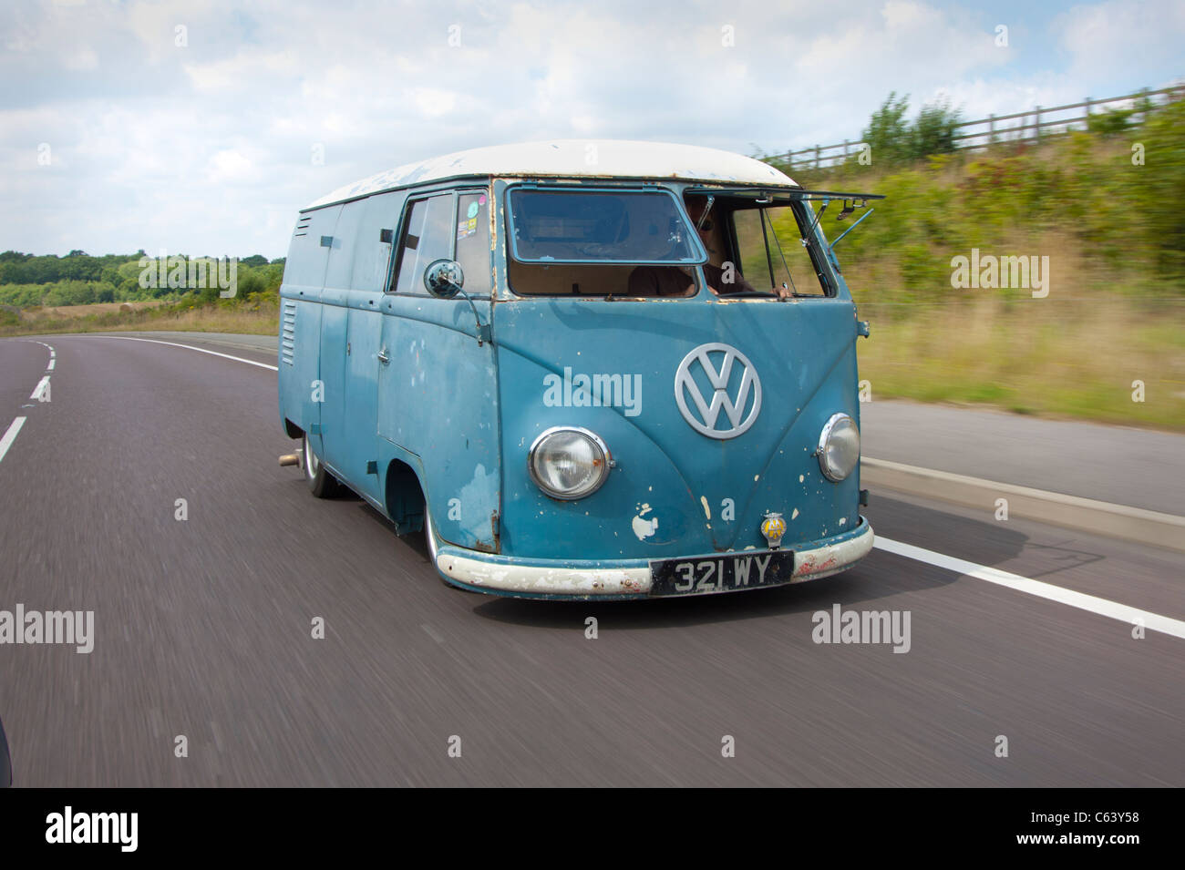 1951 VW Volkswagen porta del granaio van, abbassato sbattuto rat guardare il fascio stretto assale anteriore la guida Foto Stock