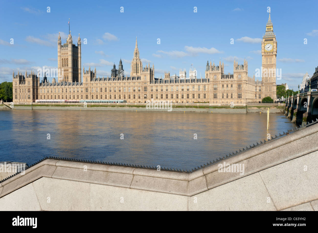 Le Case del Parlamento europeo a Londra, Inghilterra, Regno Unito, accanto al Fiume Tamigi. Come si vede dalla sponda opposta. Foto Stock