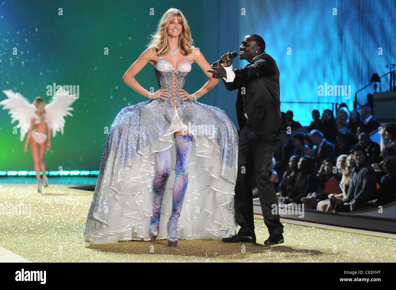Julia Stegner, Akon sulla pista per la Victoria's Secret Fashion Show - Pista, Lexington Armory, New York, NY Novembre 10, 2010. Foto di: Rob ricco/Everett Collection Foto Stock