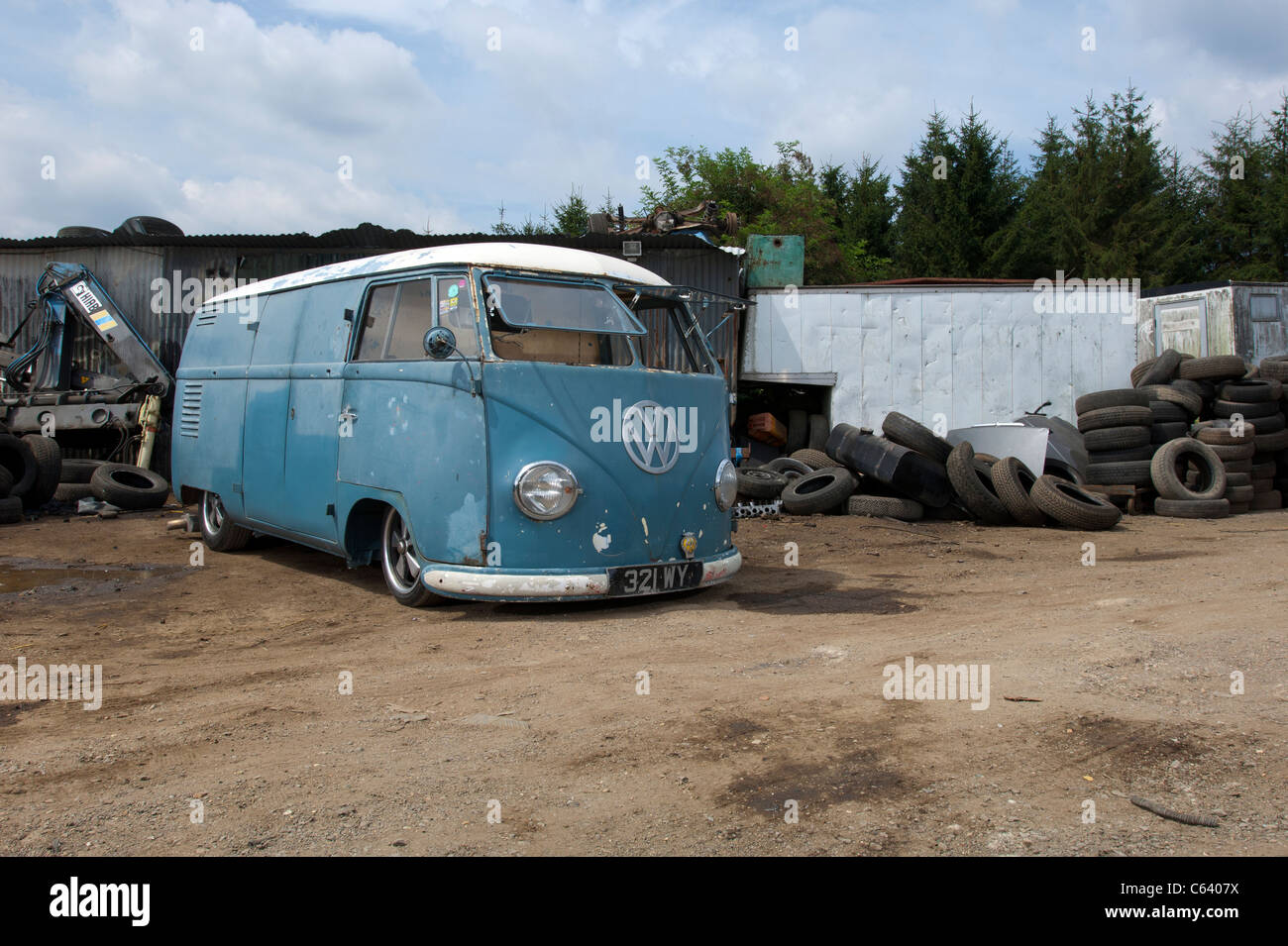 1951 VW Volkswagen porta del granaio van, abbassato sbattuto rat guardare il fascio stretto di assale anteriore Foto Stock