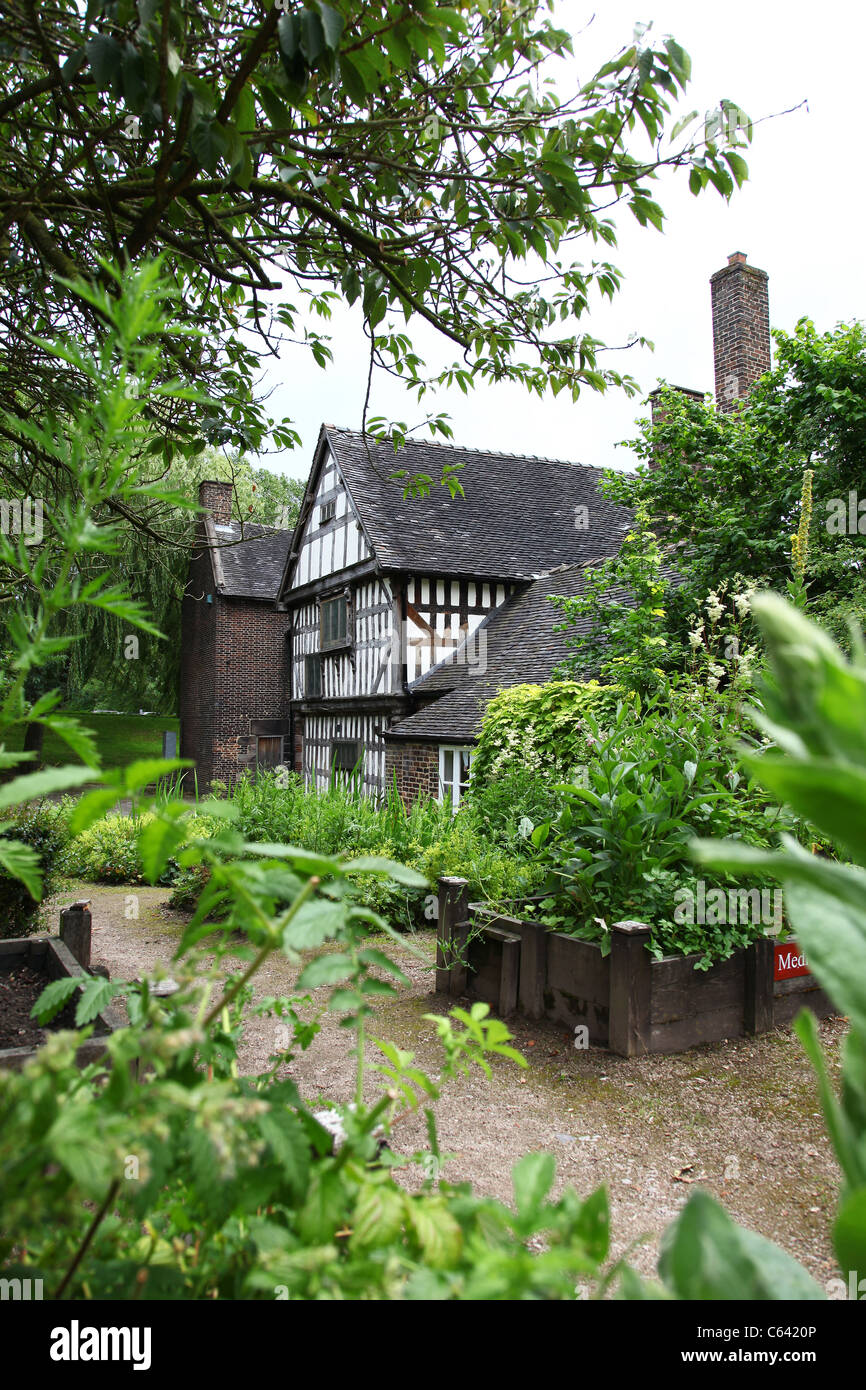 Il giardino a Ford Green Hall museum Smallthorne Stoke-on-Trent the Potteries Nord Staffordshire Staffs England Regno Unito Foto Stock