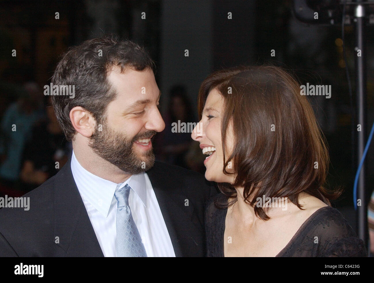 Judd Apatow, Catherine Keener presso gli arrivi di 40 anni VERGINI Premiere, Arclight Cinema, Los Angeles, CA, 11 agosto Foto Stock