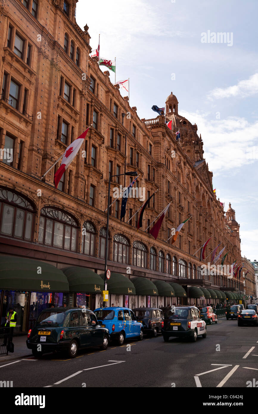 I taxi in attesa al di fuori dei magazzini Harrods a Londra Foto Stock