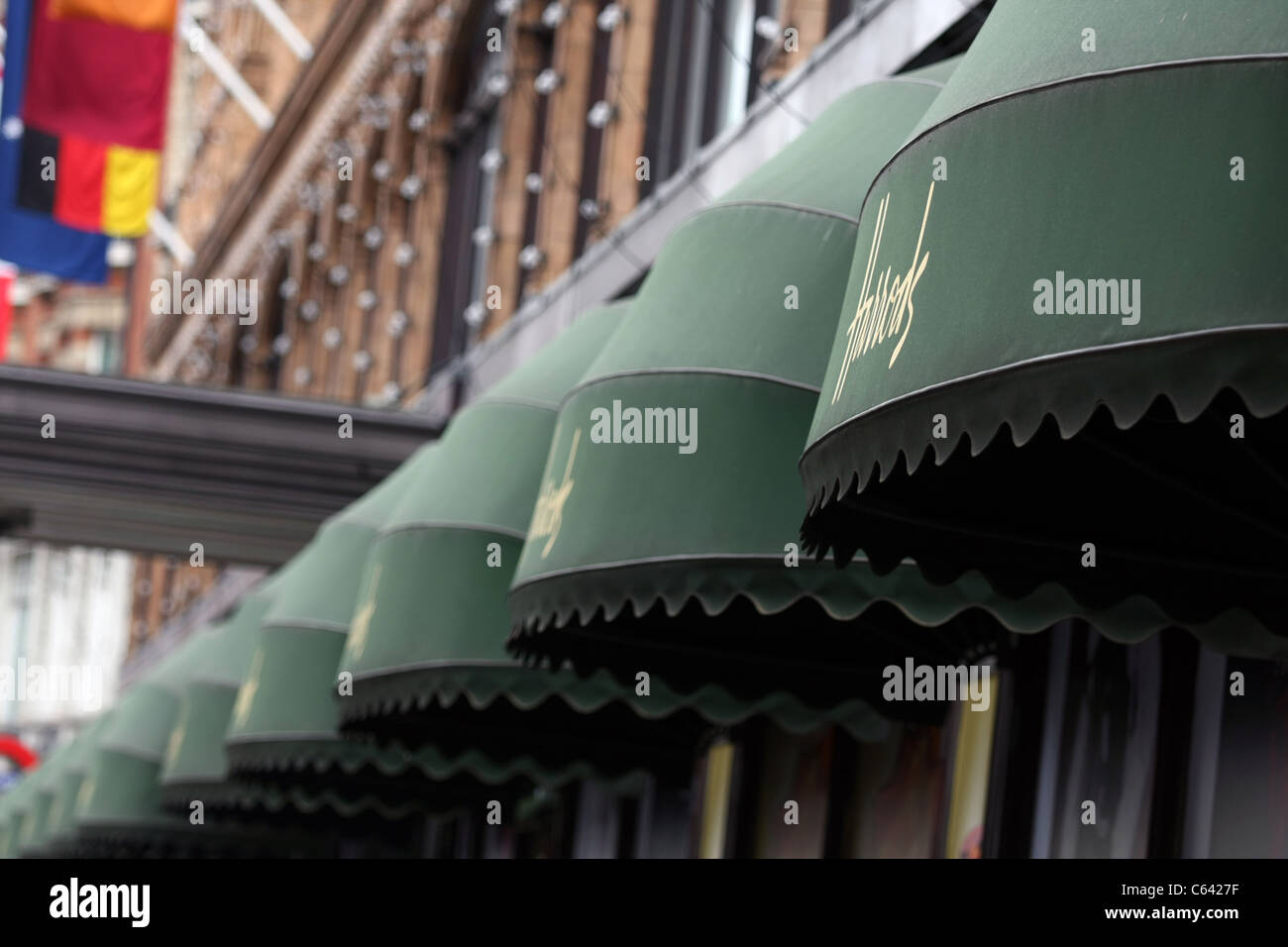 Le tende al di fuori di Harrods in Knightsbridge, Londra Foto Stock